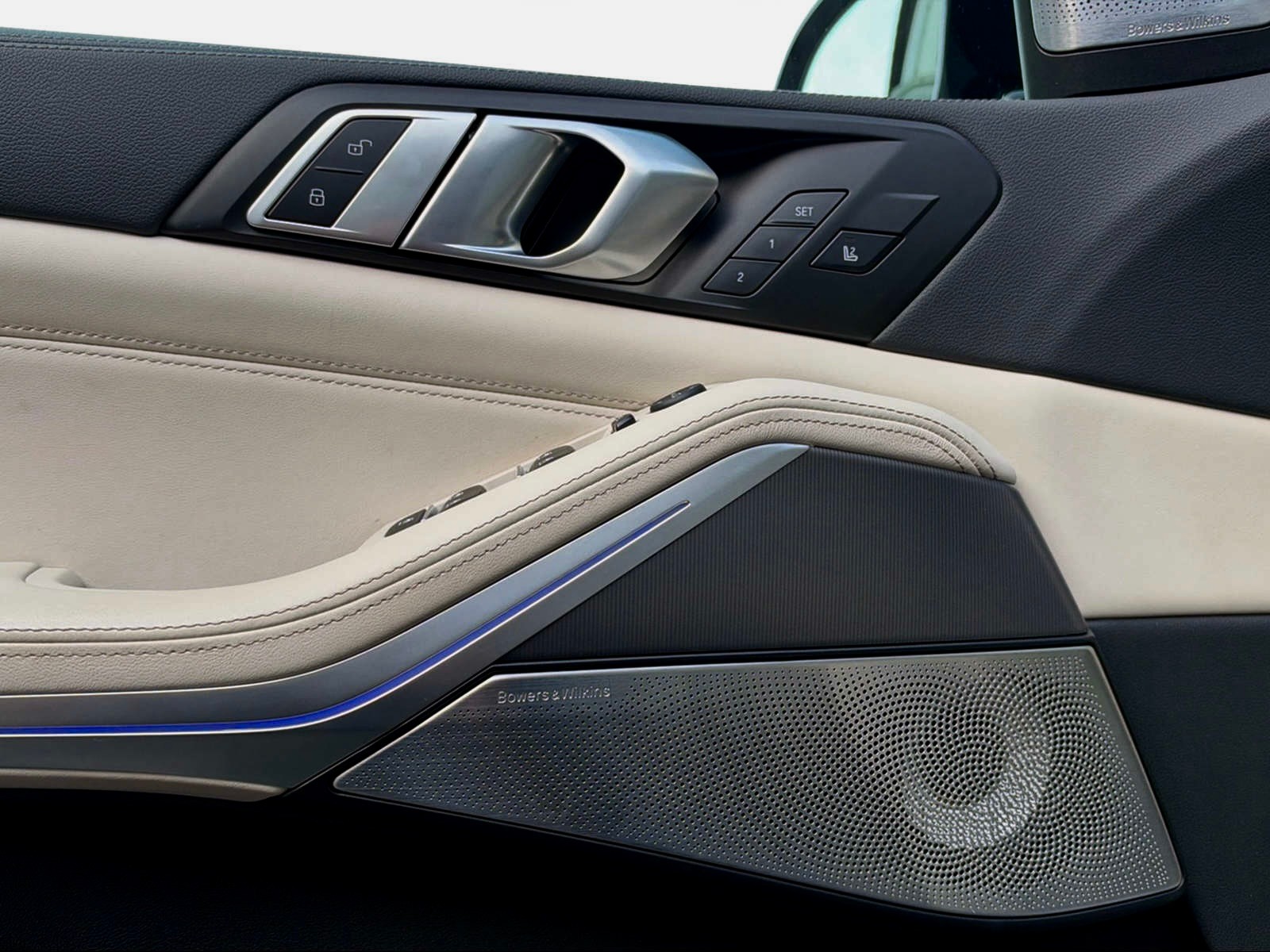 BMW X5 xDrive M50i Steptronic-image-12