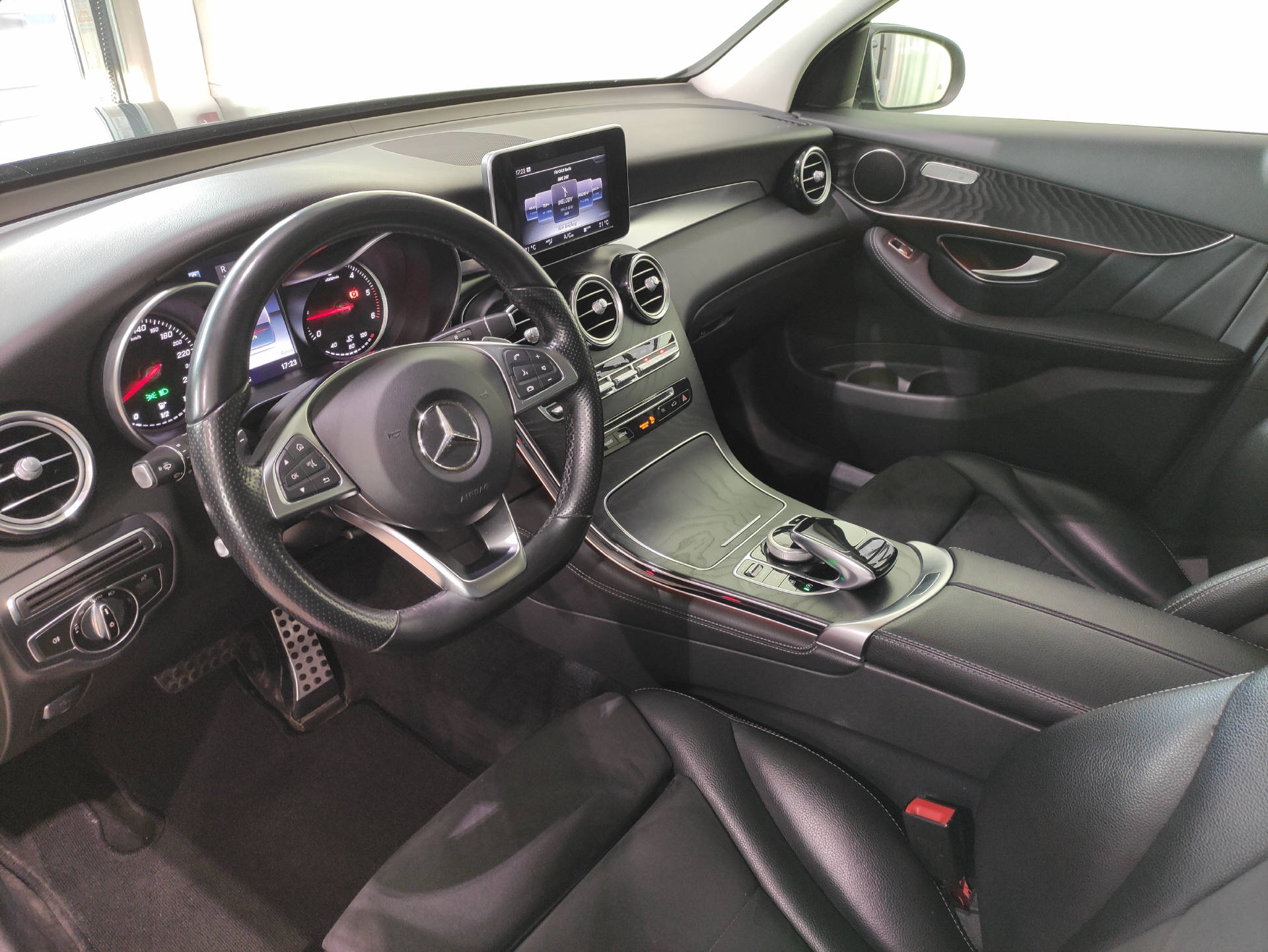 MERCEDES-BENZ GLC 250 d AMG Line 4m-image-3