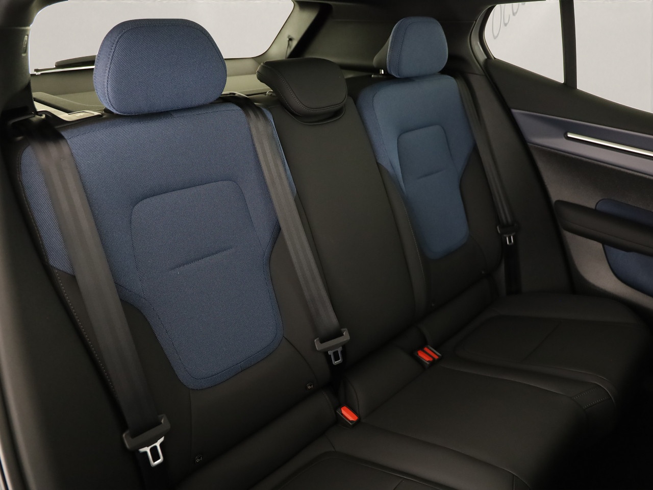 VOLVO EX30 CC P8 Ultra AWD-image-5