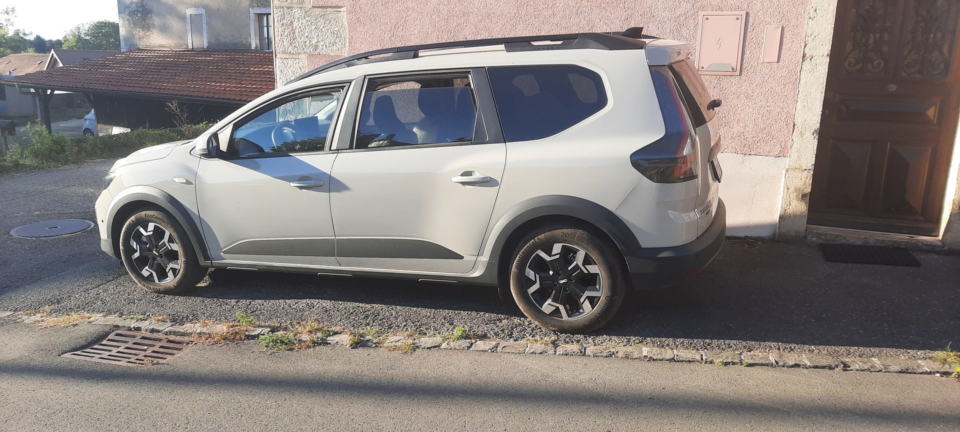 DACIA 1.8 Hybrid Journey-image-1