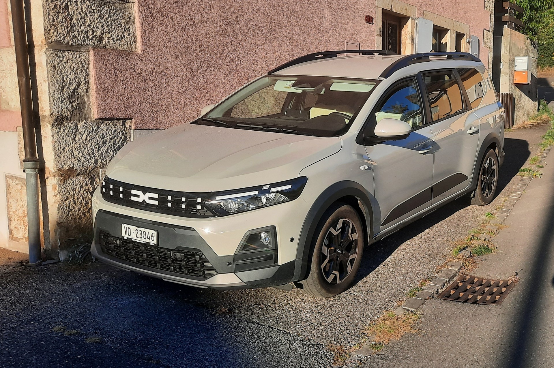 DACIA 1.8 Hybrid Journey-image-0