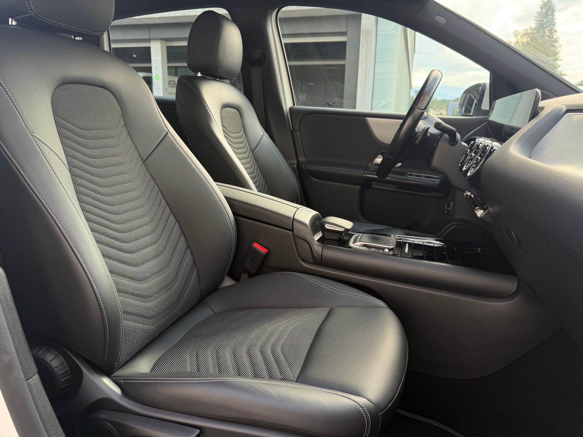 MERCEDES-BENZ B 180 SE Line 7G-DCT-image-16