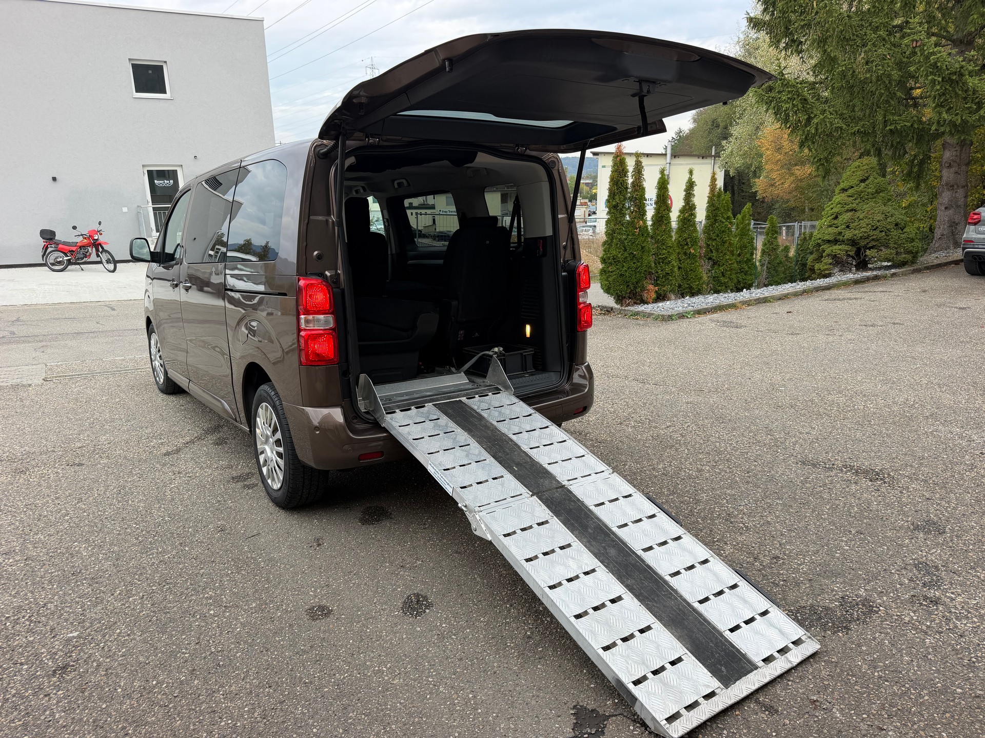 TOYOTA Proace Verso 2.0 D-4D Shuttle L1 | 1 Platz für Rollstuhl | 7-Plätzer | Elektrische Türen L+R | Ab MFK 03.2026-image-9