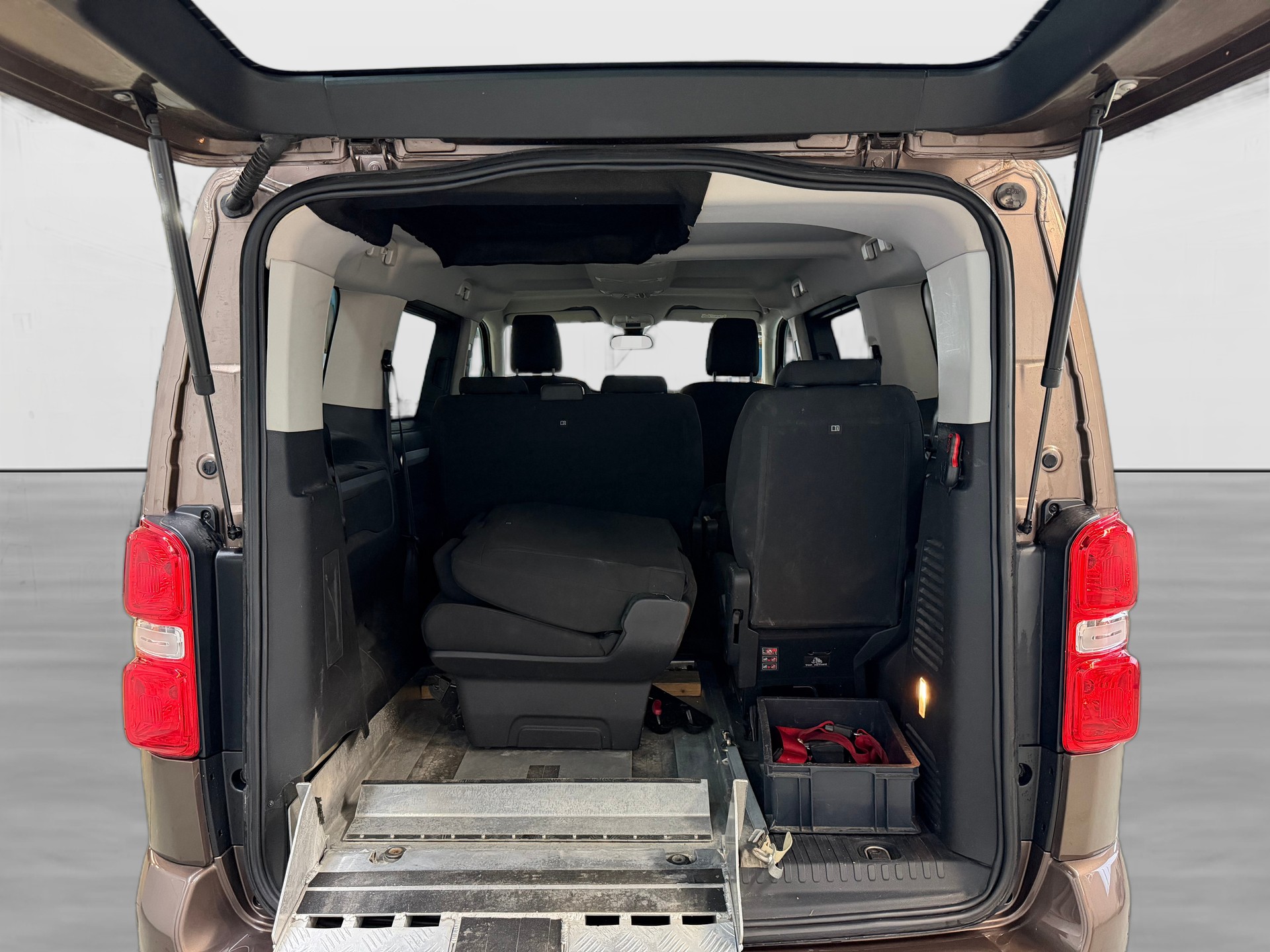 TOYOTA Proace Verso 2.0 D-4D Shuttle L1 | 1 Platz für Rollstuhl | 7-Plätzer | Elektrische Türen L+R | Ab MFK 03.2026-image-8