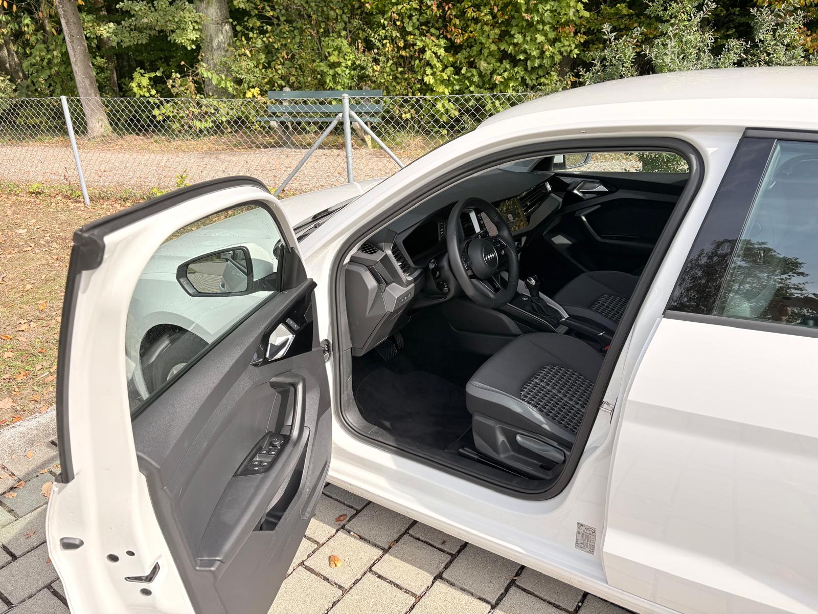 AUDI 1.0 30 TFSI Attraction S-Tronic-image-2