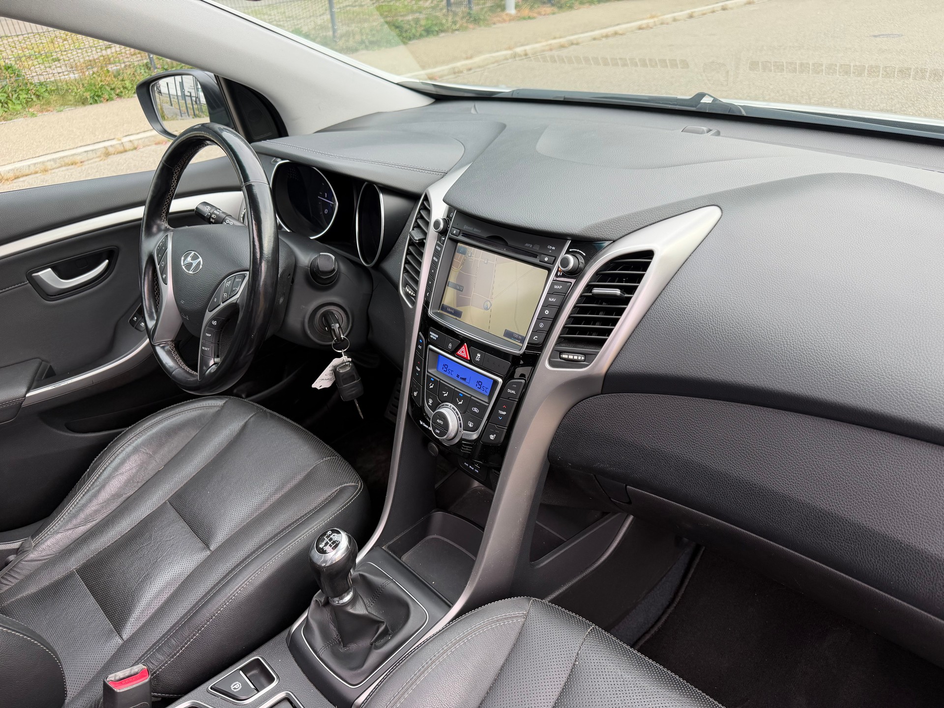 HYUNDAI i30 1.6 CRDi** Vertex** Rückfahrkamera ** Panorama-Schiebedach**-image-16