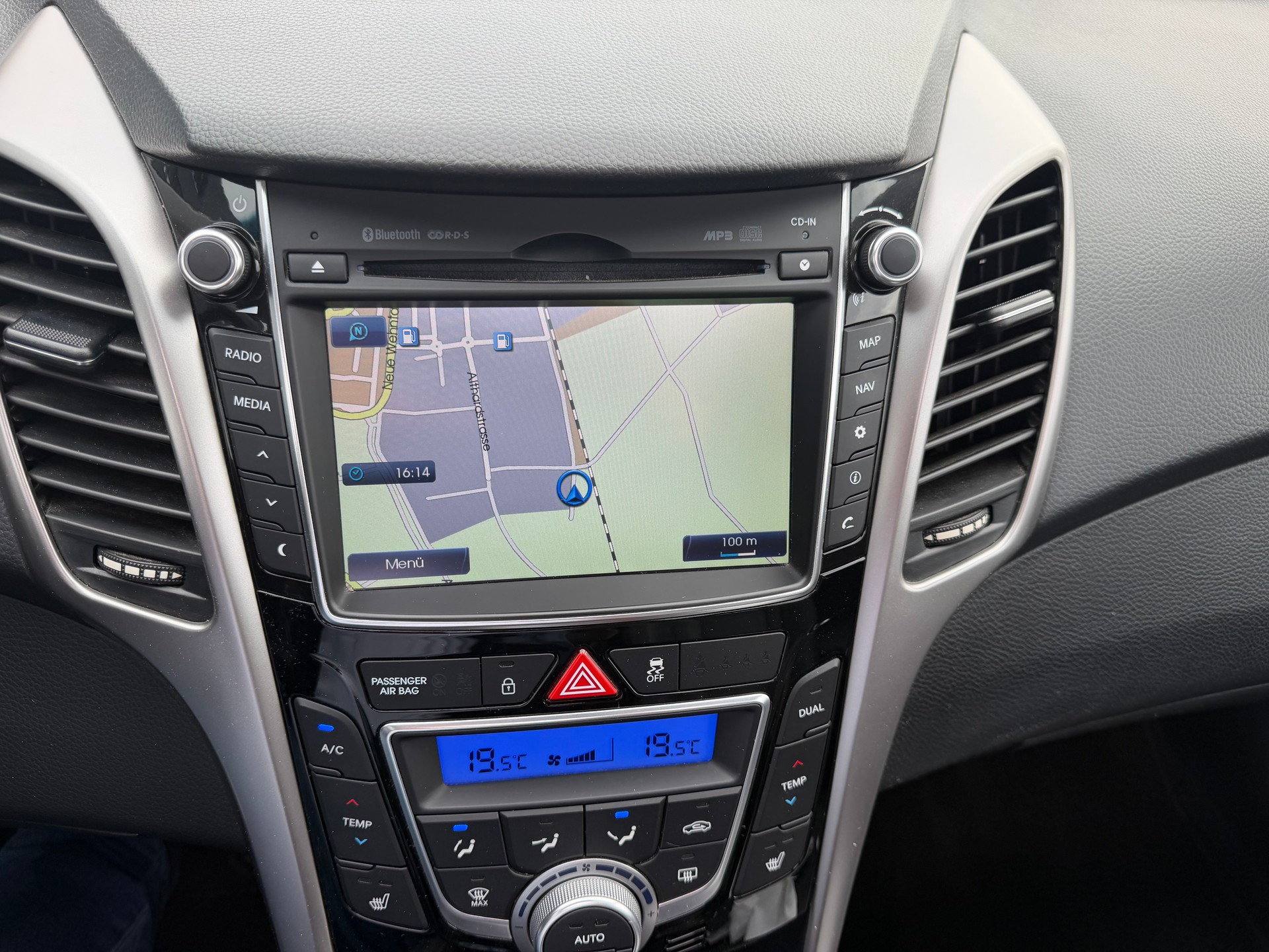 HYUNDAI i30 1.6 CRDi** Vertex** Rückfahrkamera ** Panorama-Schiebedach**-image-19