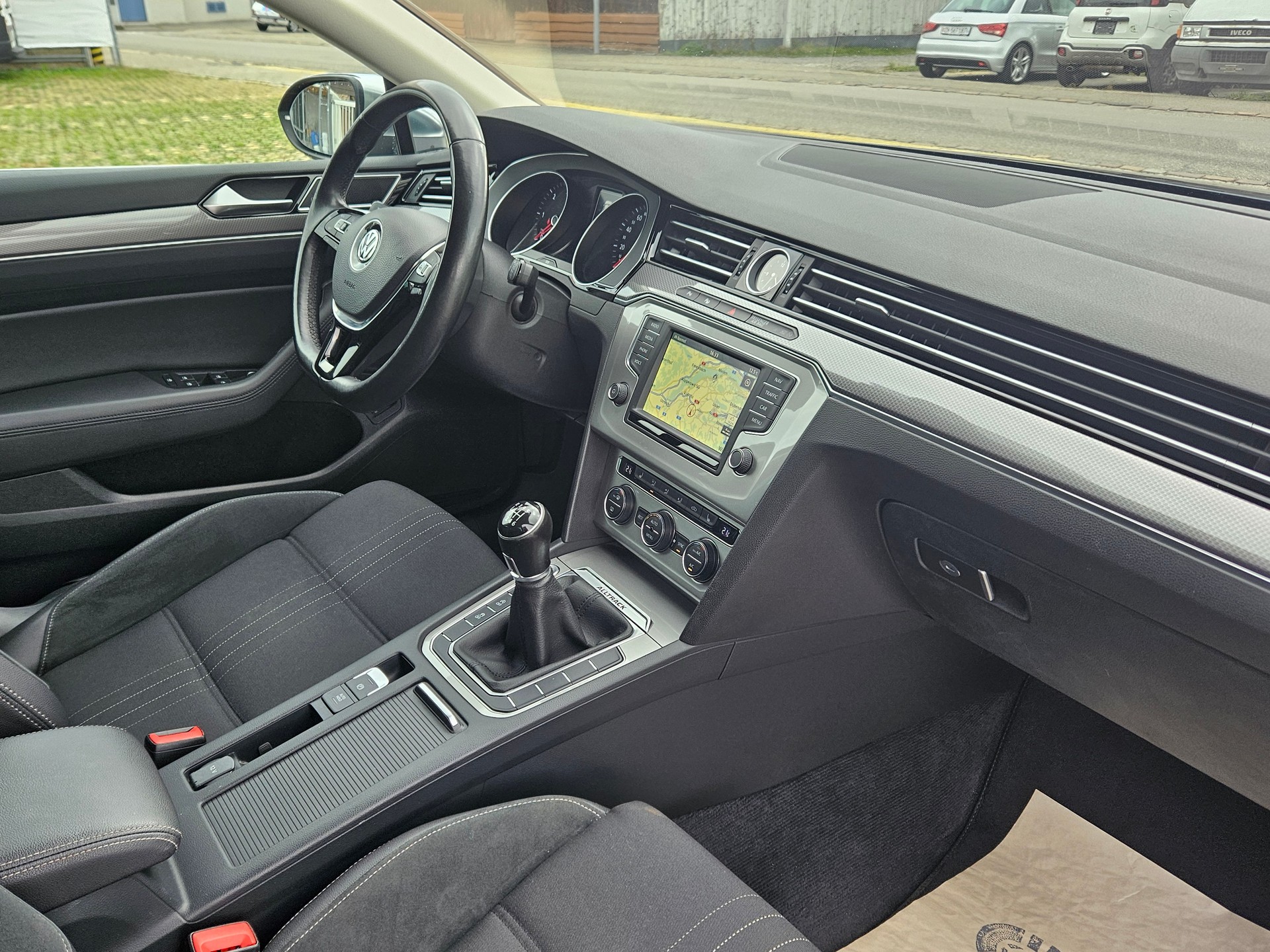 VW Passat Alltrack 2.0 TDI BMT 4Motion-image-15