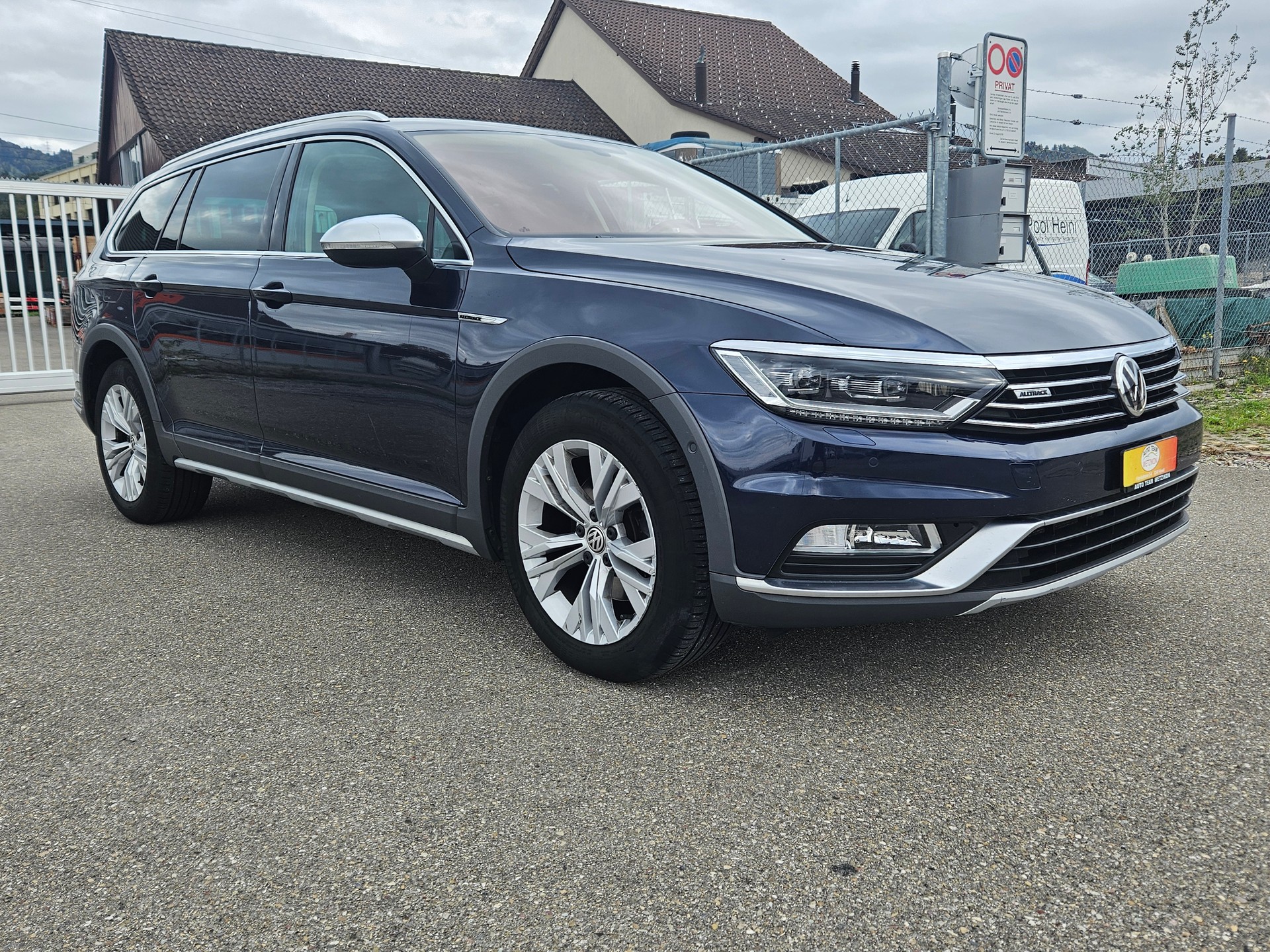 VW Passat Alltrack 2.0 TDI BMT 4Motion-image-2