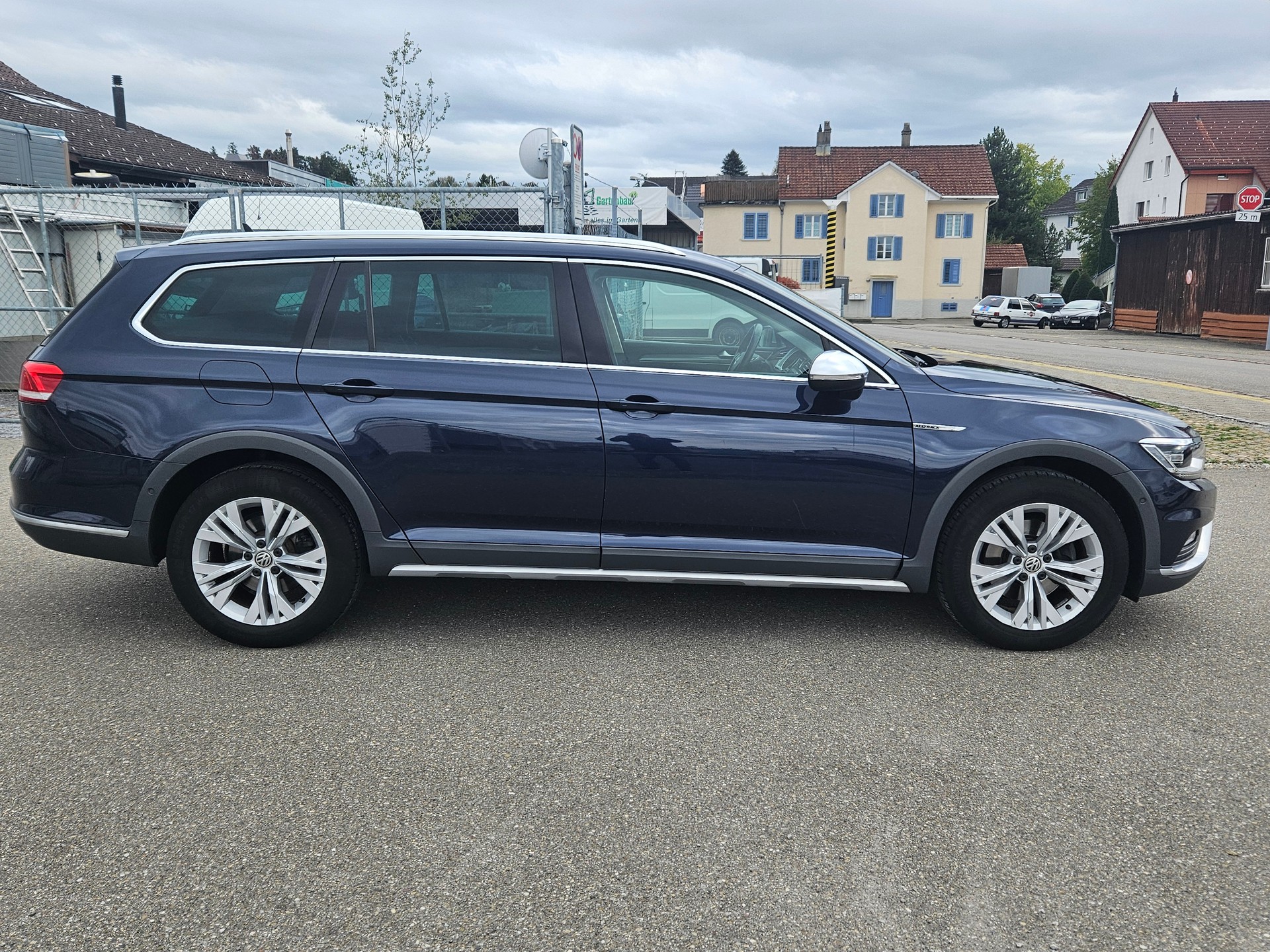 VW Passat Alltrack 2.0 TDI BMT 4Motion-image-3