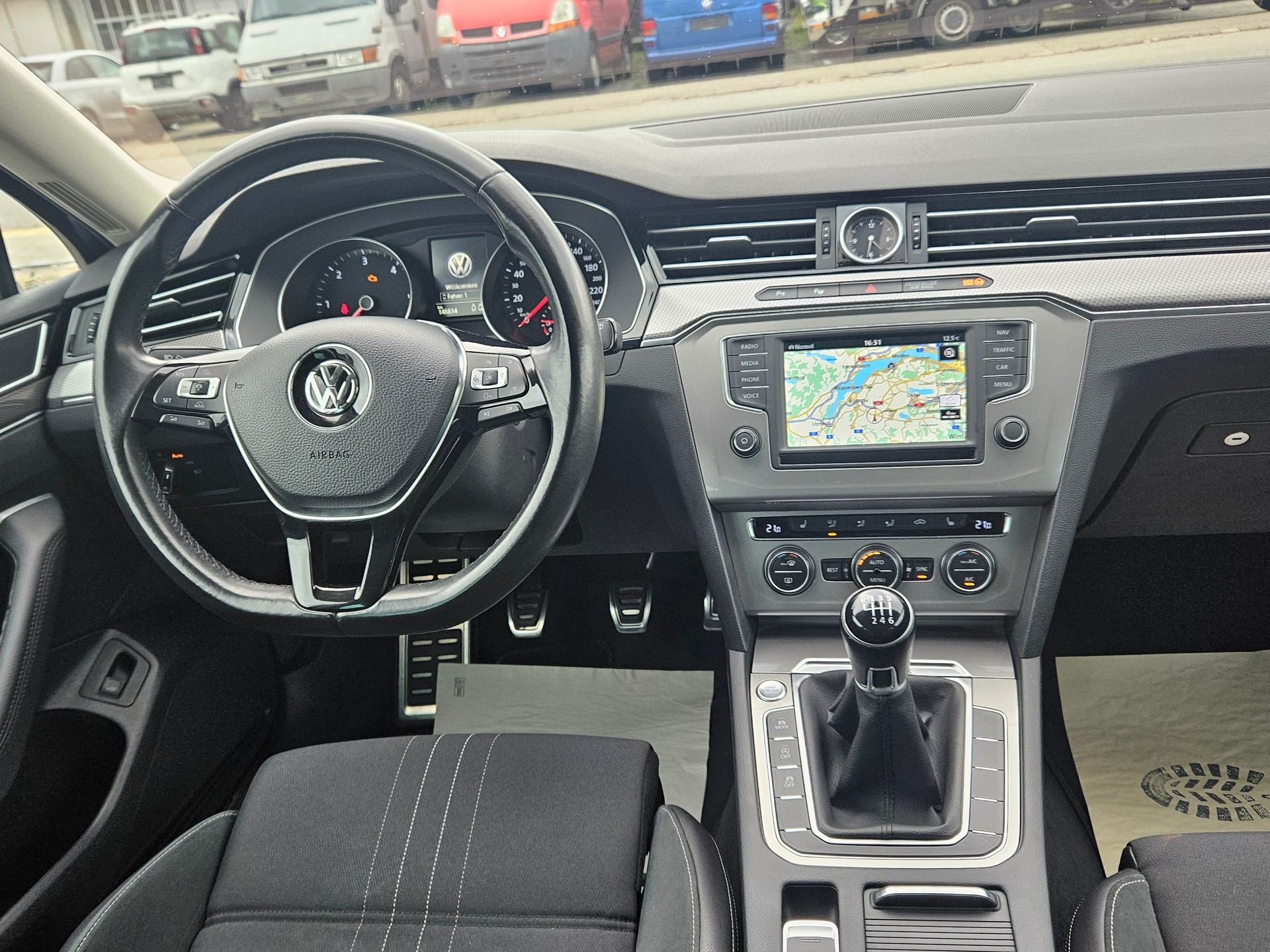 VW Passat Alltrack 2.0 TDI BMT 4Motion-image-12