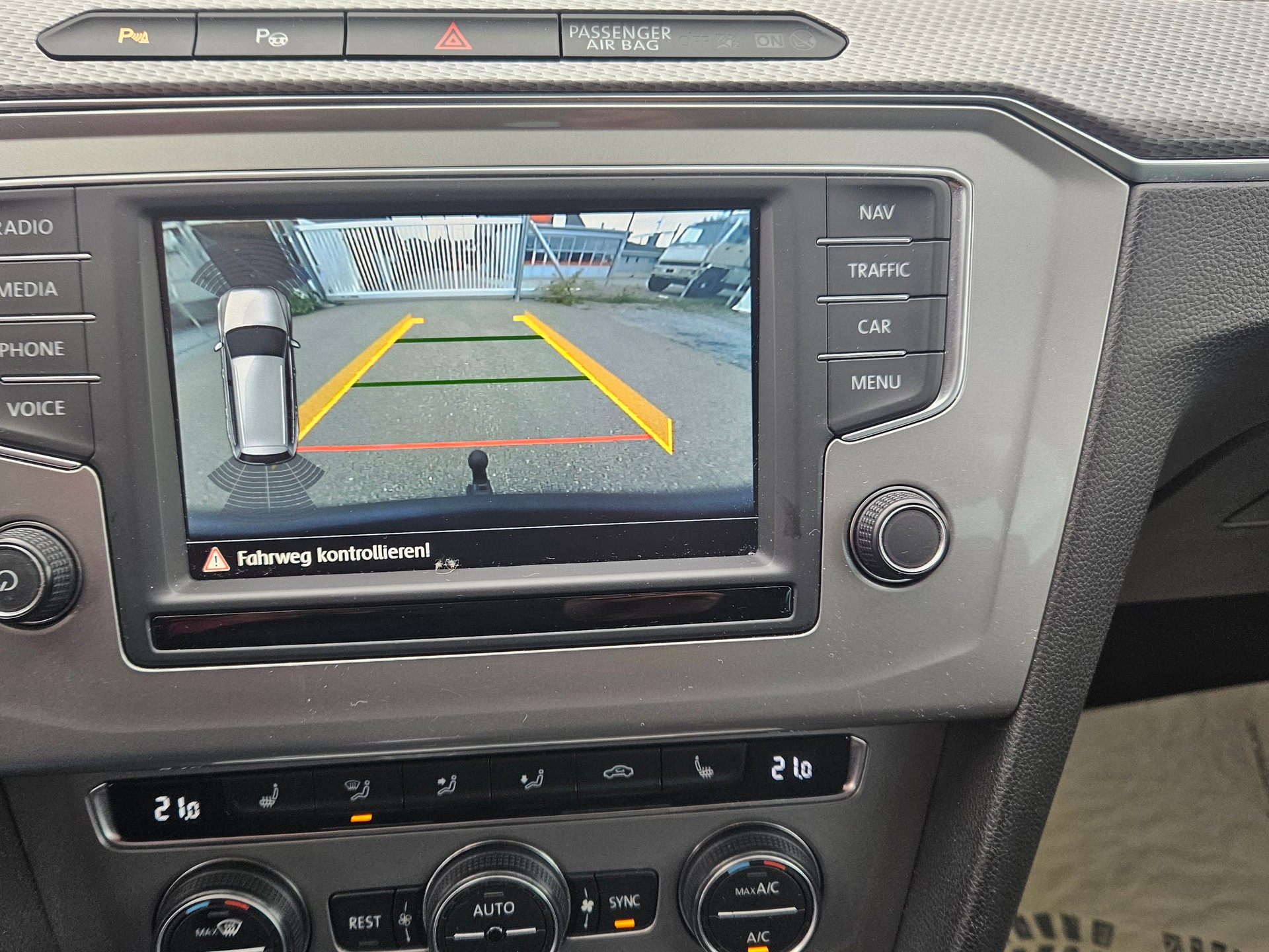 VW Passat Alltrack 2.0 TDI BMT 4Motion-image-10