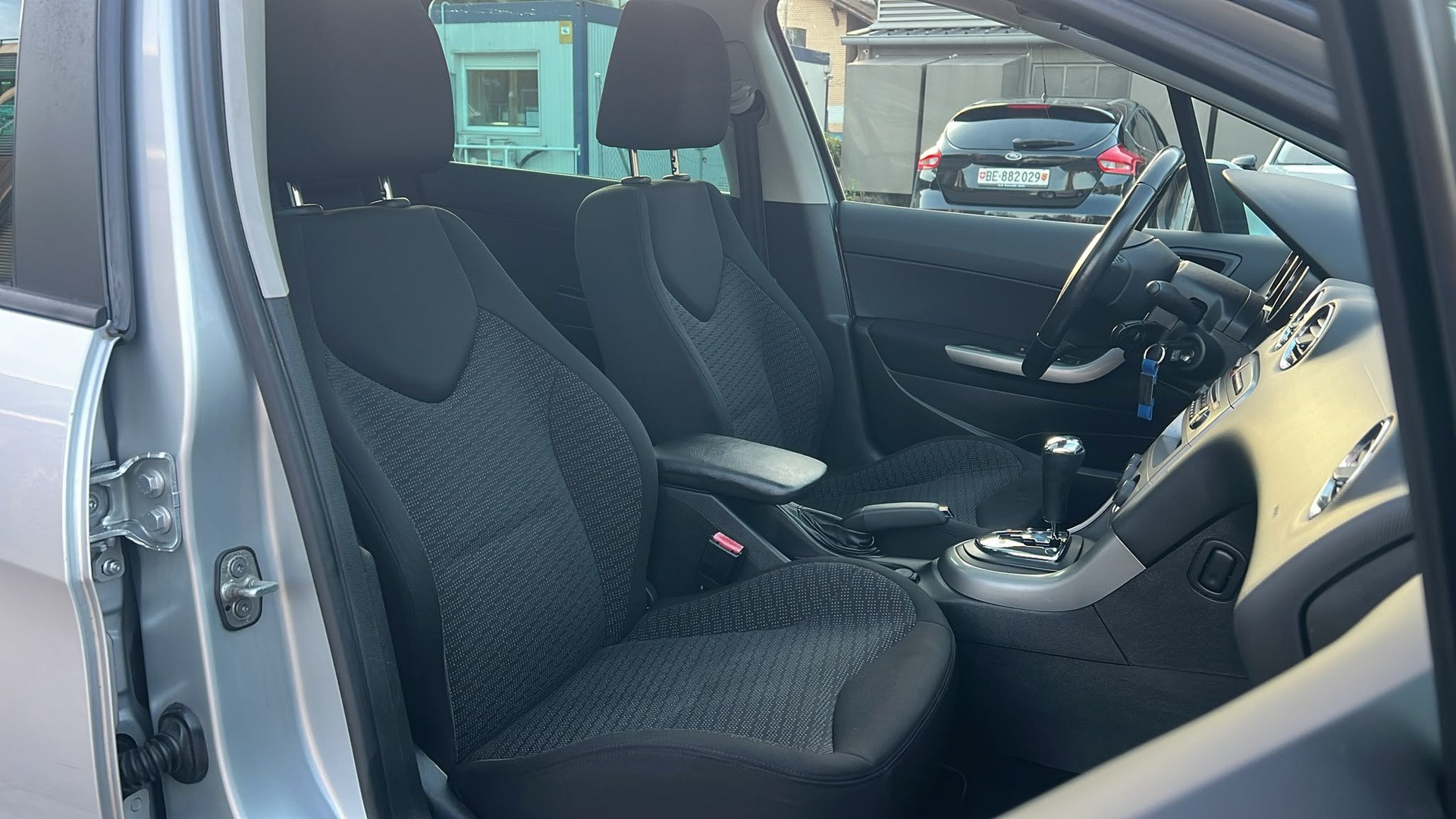 PEUGEOT 308 SW 2.0 HDI Sport Automatic-image-5