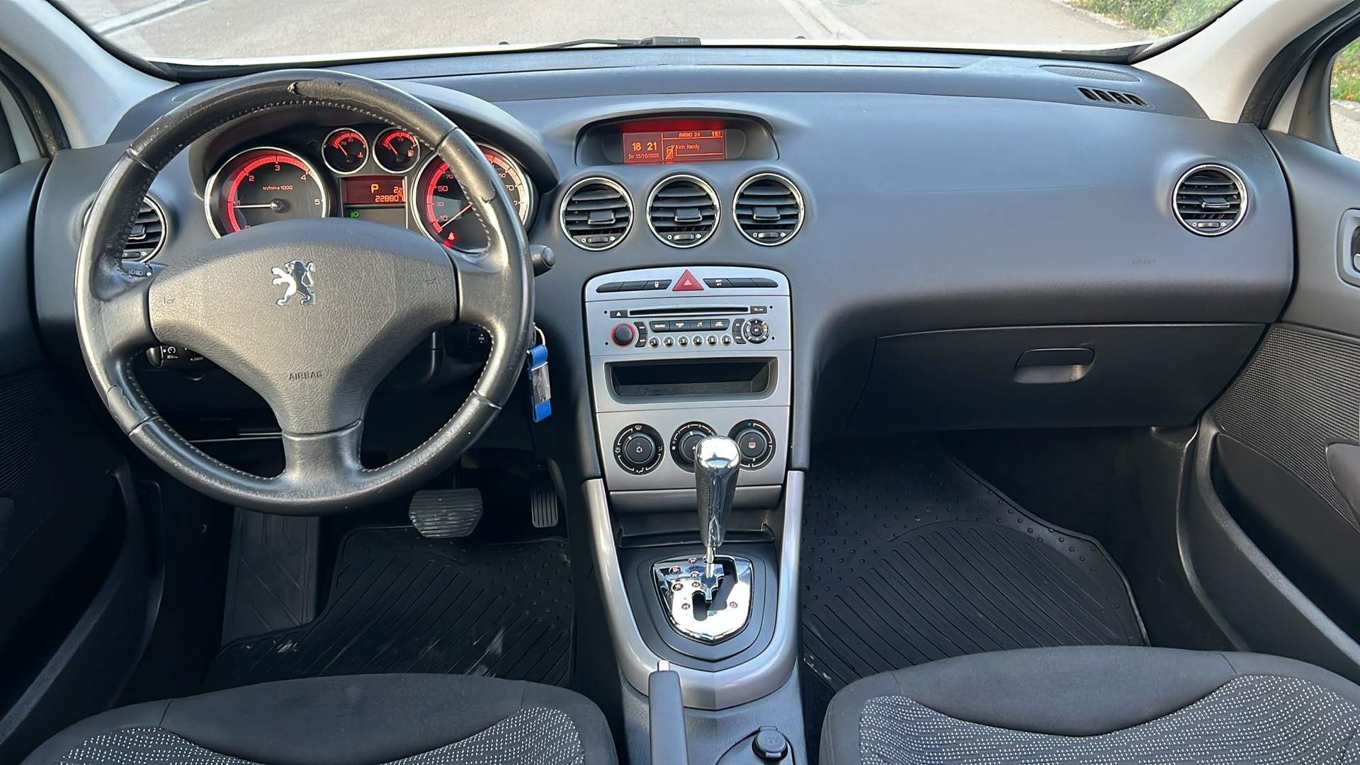 PEUGEOT 308 SW 2.0 HDI Sport Automatic-image-2