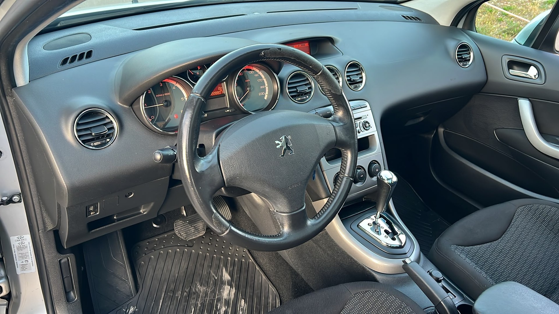 PEUGEOT 308 SW 2.0 HDI Sport Automatic-image-3