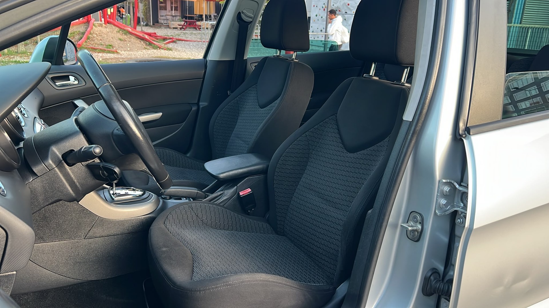 PEUGEOT 308 SW 2.0 HDI Sport Automatic-image-4