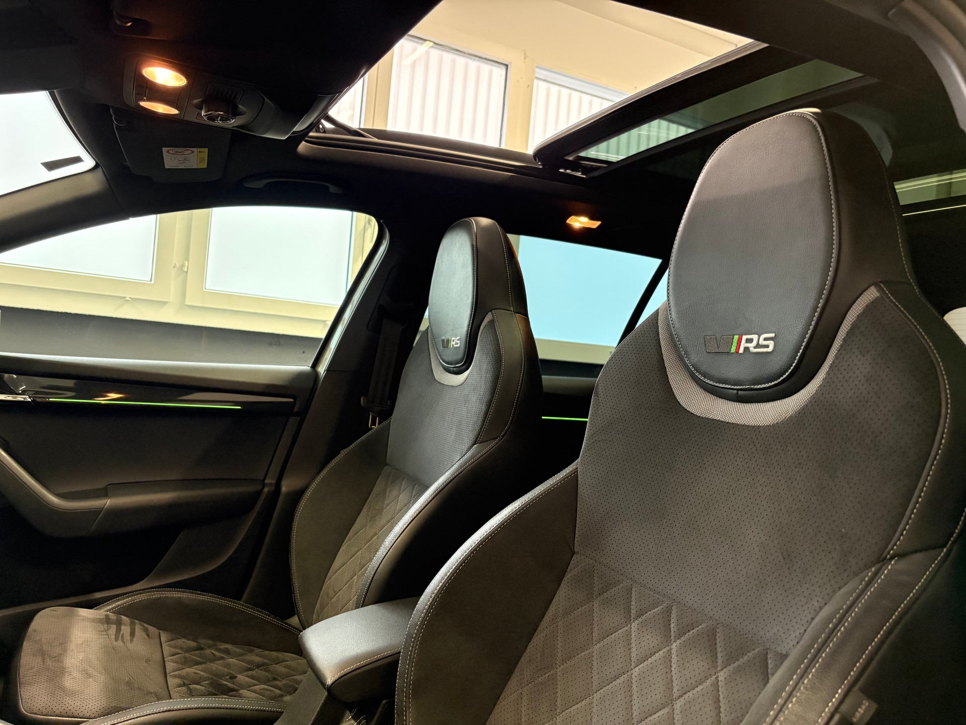 SKODA Octavia Combi 2.0 TSI RS DSG Nardo-image-11