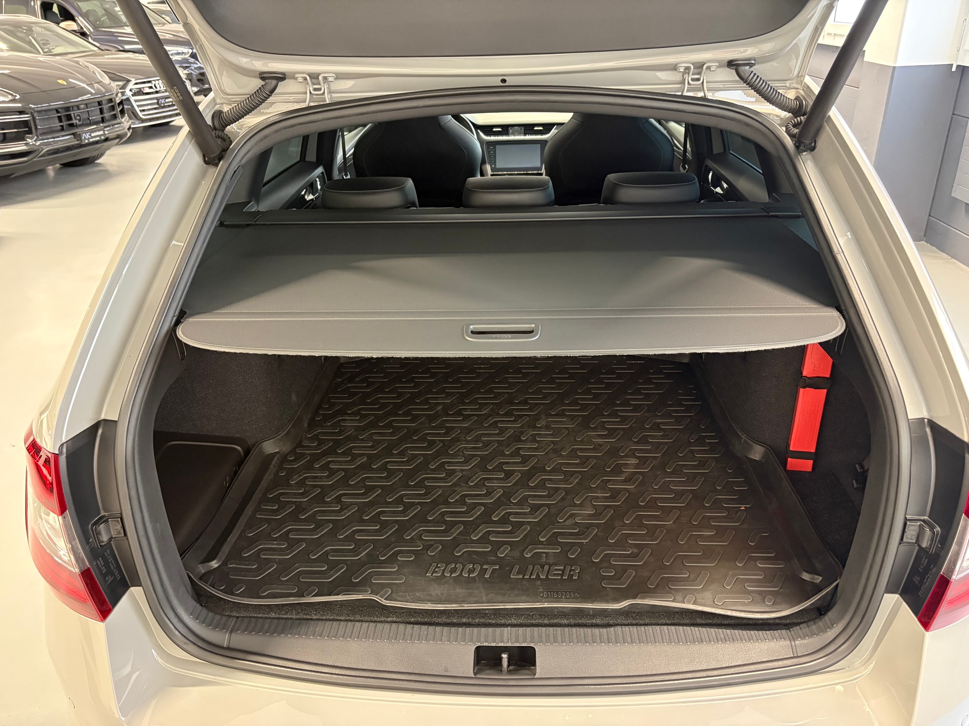 SKODA Octavia Combi 2.0 TSI RS DSG Nardo-image-14