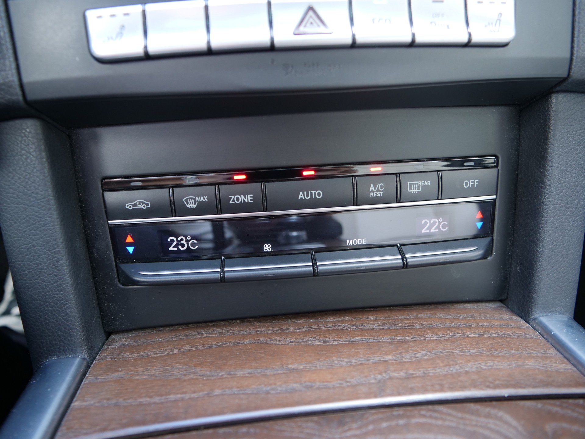MERCEDES-BENZ E 350 BlueTEC Elégance 4Matic 7G-Tronic-image-17