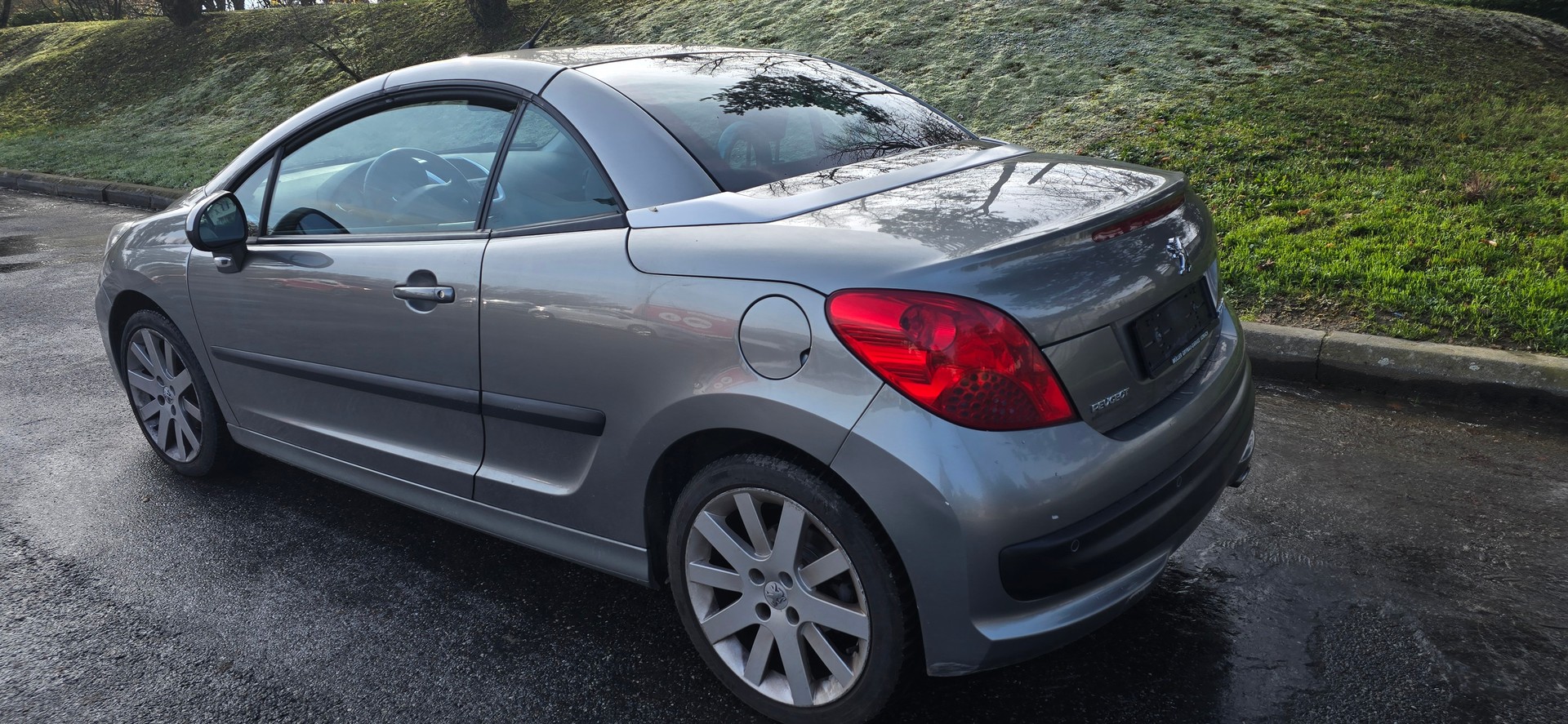 PEUGEOT 207 CC 1.6 16V Turbo Platinium Edition-image-8