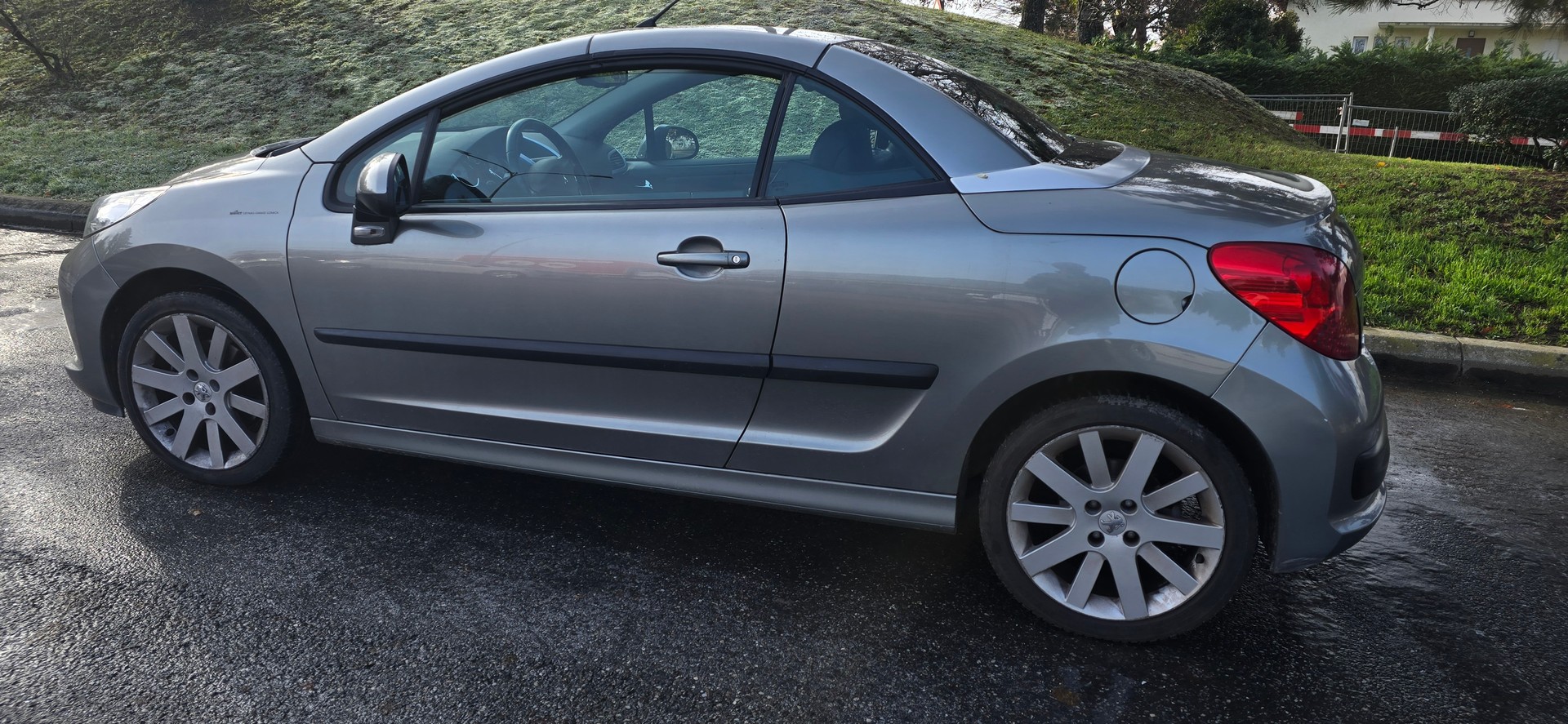 PEUGEOT 207 CC 1.6 16V Turbo Platinium Edition-image-7