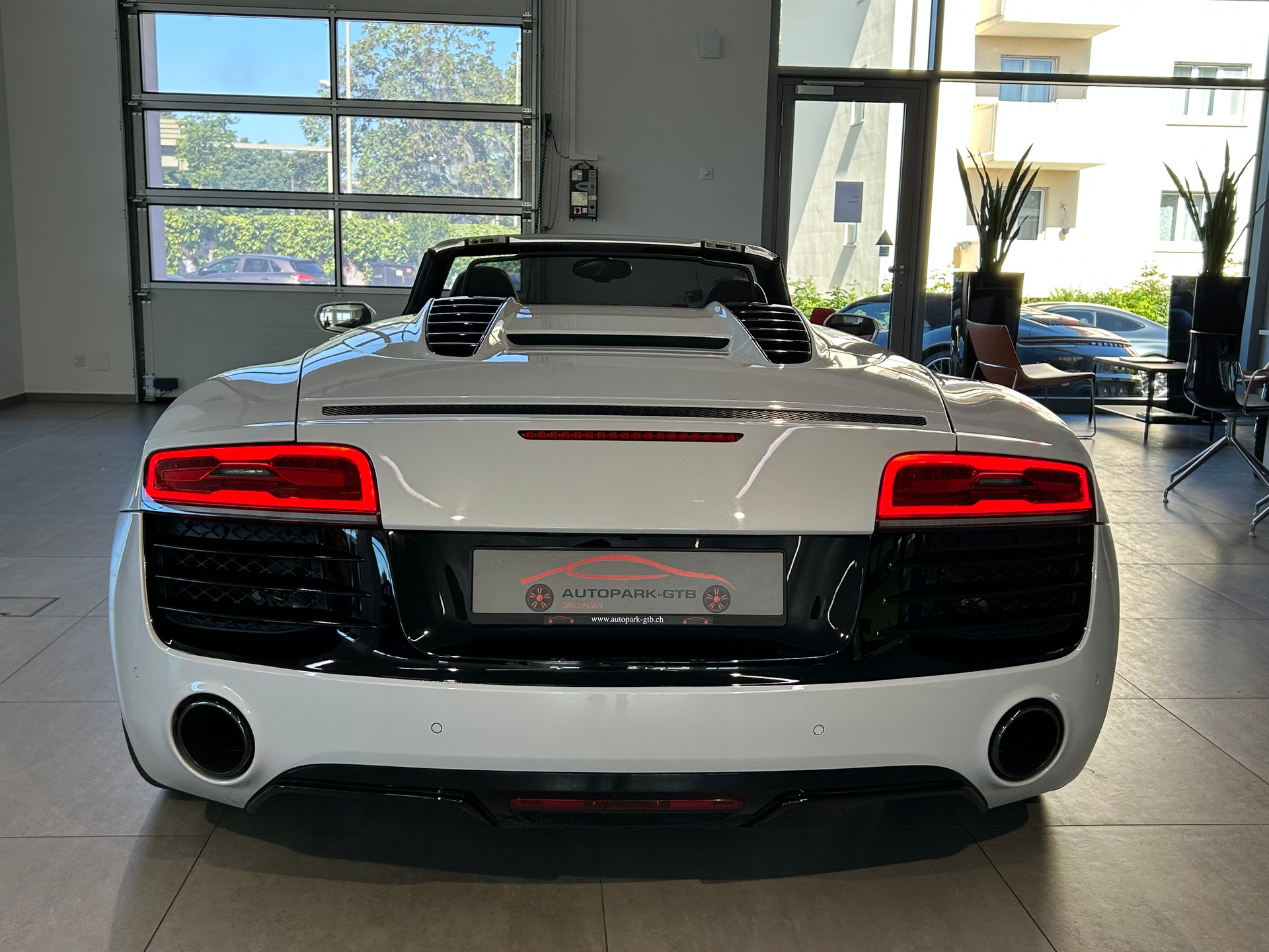 AUDI R8 Spyder 5.2 S-Tronic-image-9