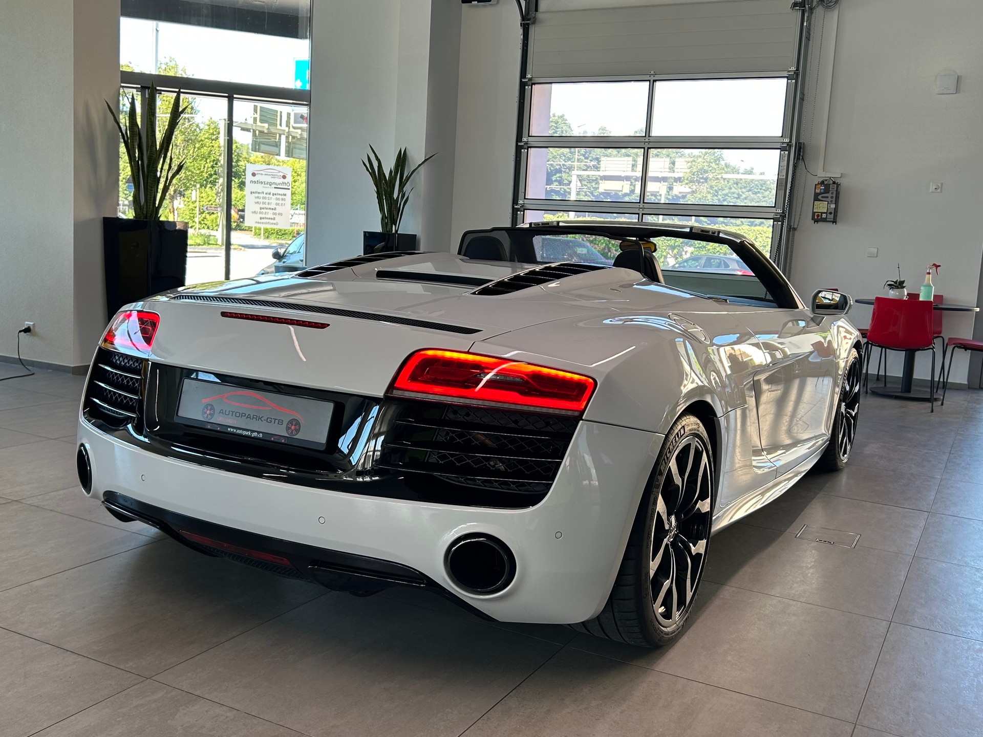 AUDI R8 Spyder 5.2 S-Tronic-image-7