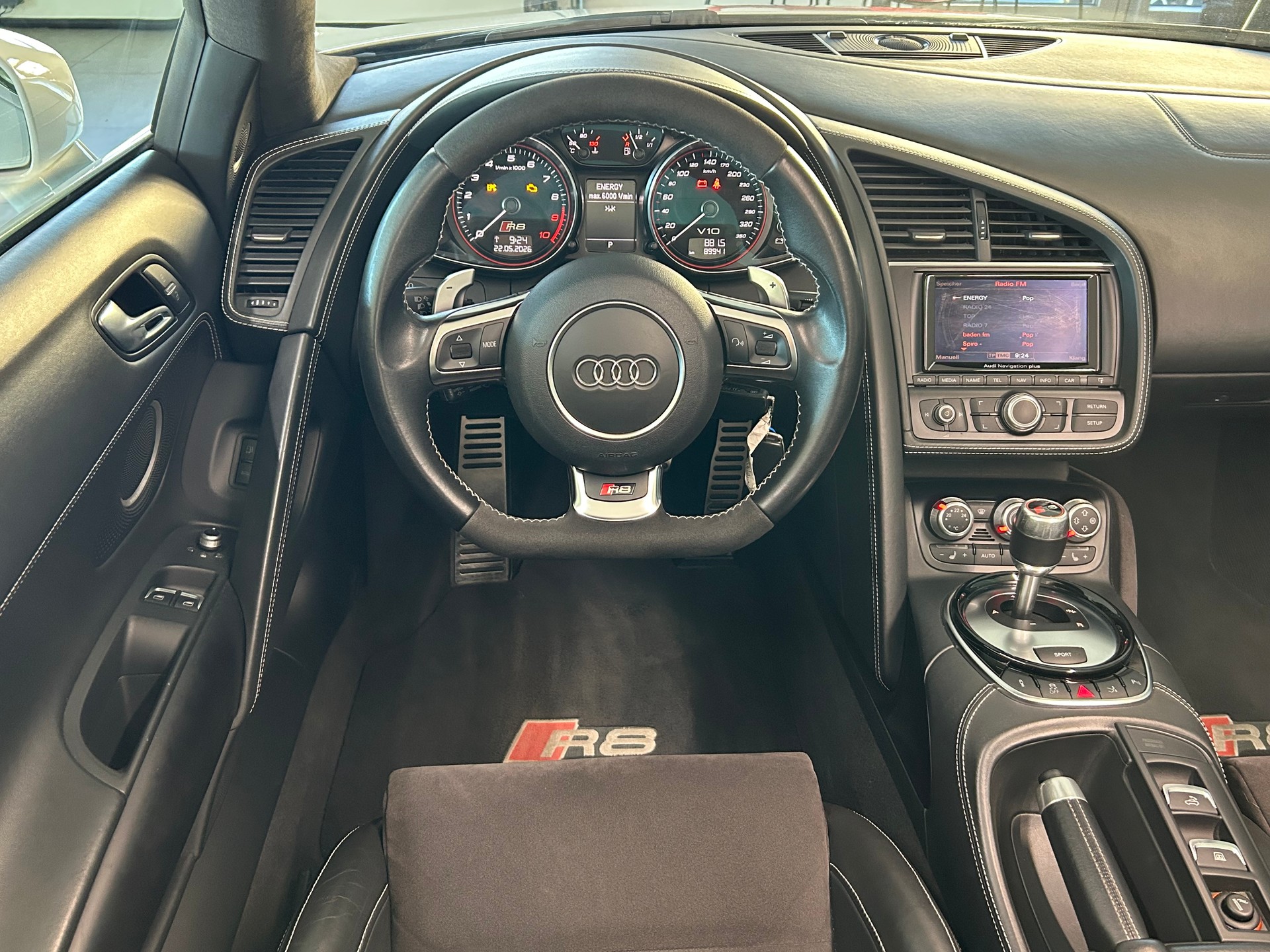 AUDI R8 Spyder 5.2 S-Tronic-image-16