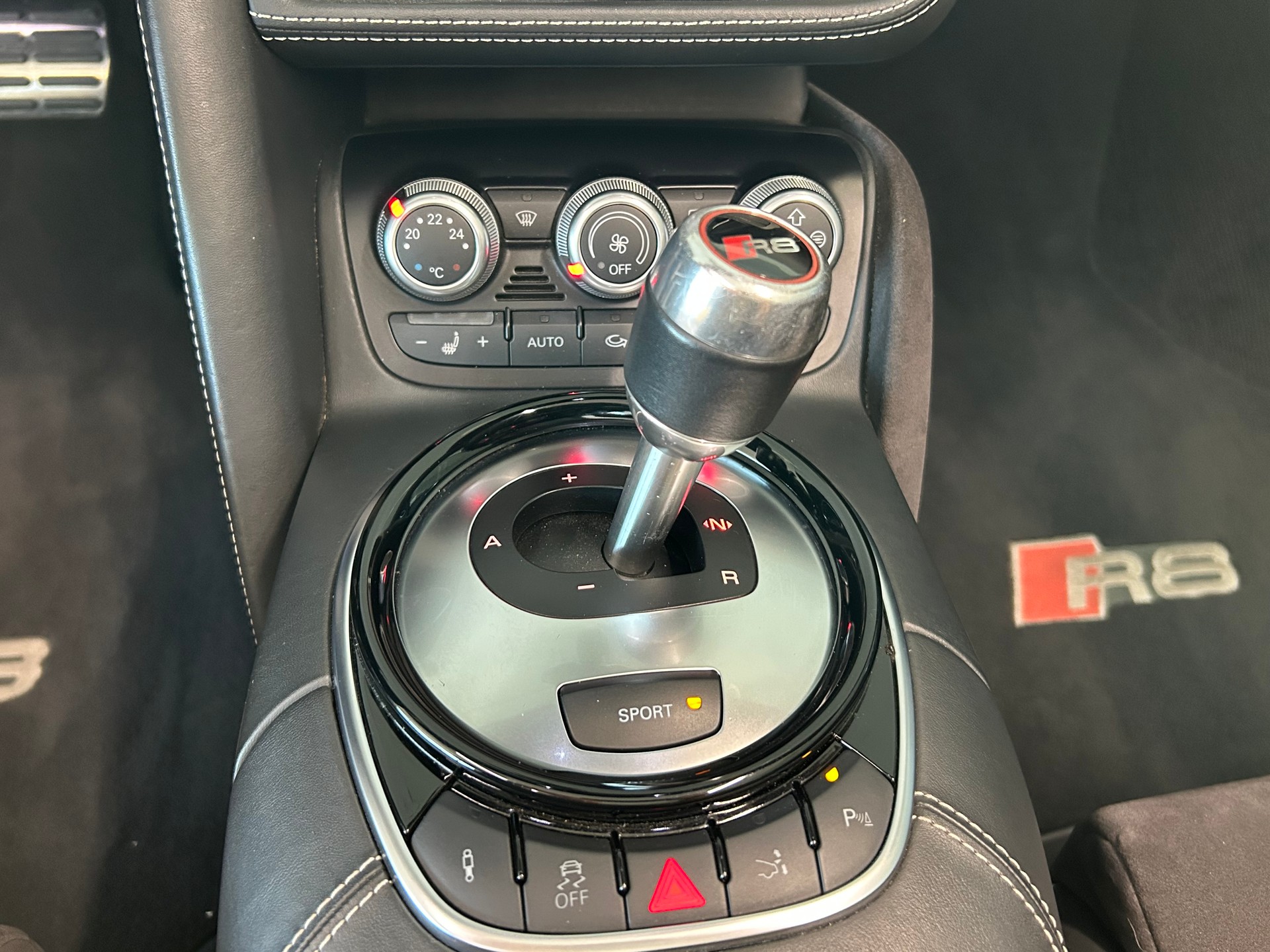 AUDI R8 Spyder 5.2 S-Tronic-image-17