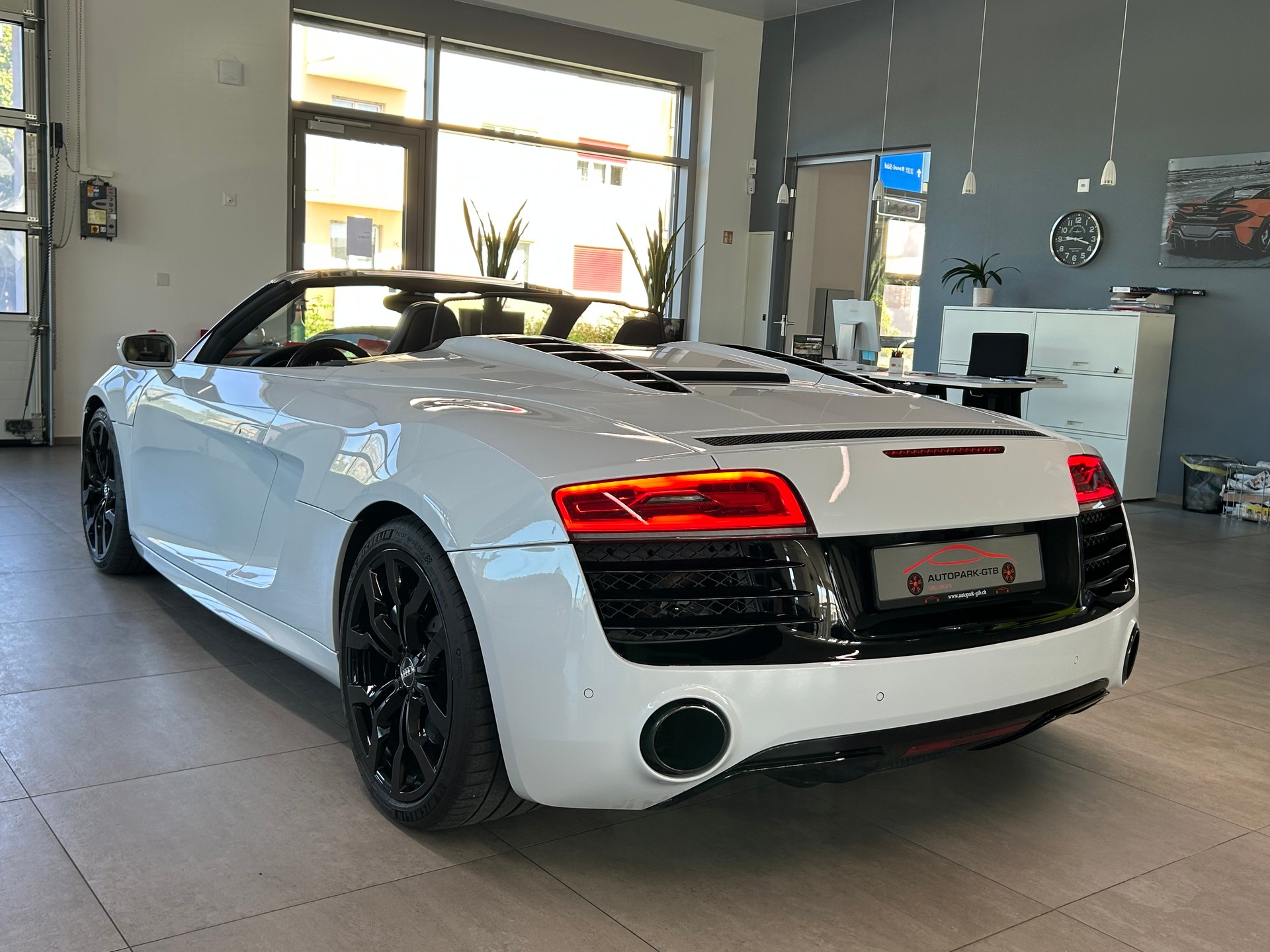 AUDI R8 Spyder 5.2 S-Tronic-image-8