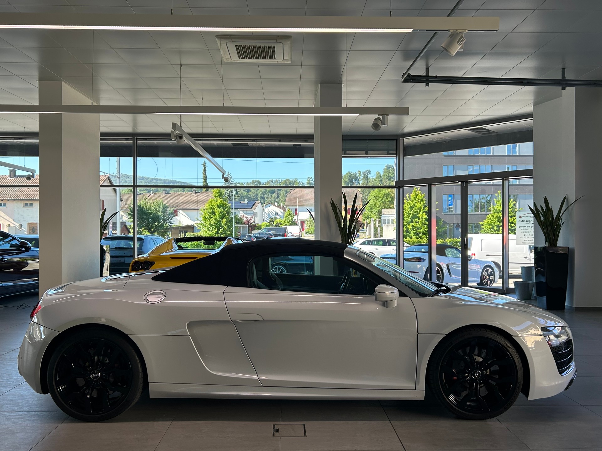 AUDI R8 Spyder 5.2 S-Tronic-image-6