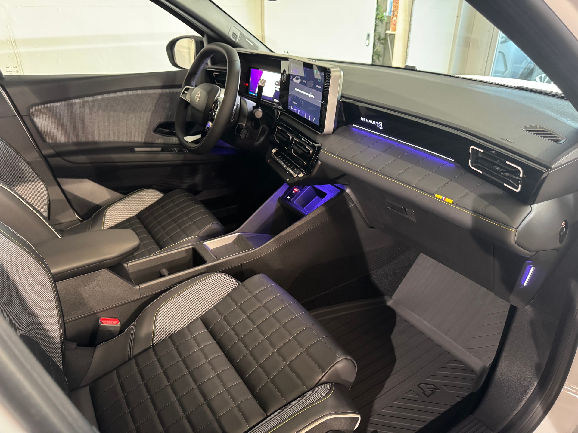 RENAULT R4 E-TECH ELECTRIC iconic 150PS Comfort Range-image-17