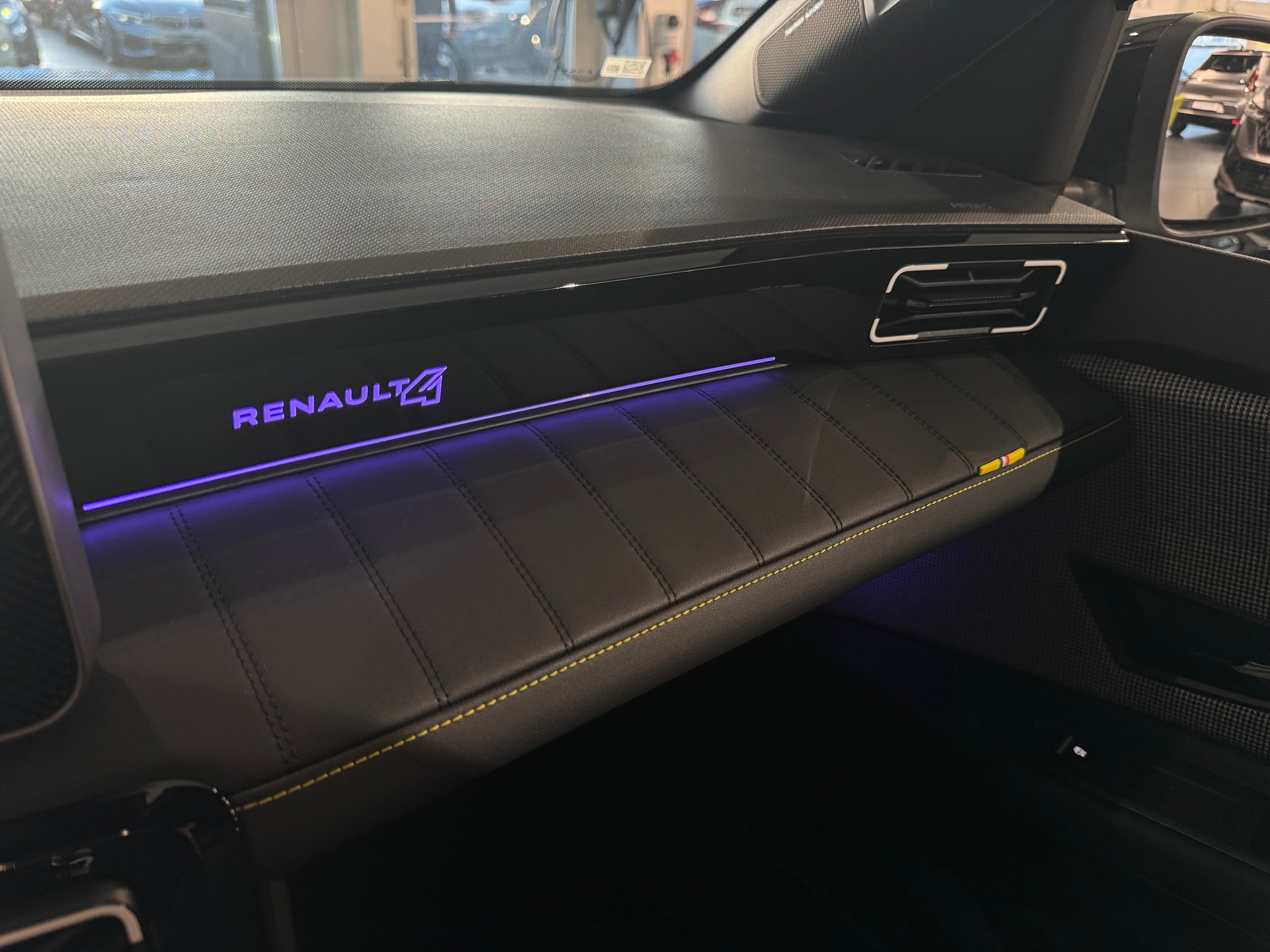 RENAULT R4 E-TECH ELECTRIC iconic 150PS Comfort Range-image-20