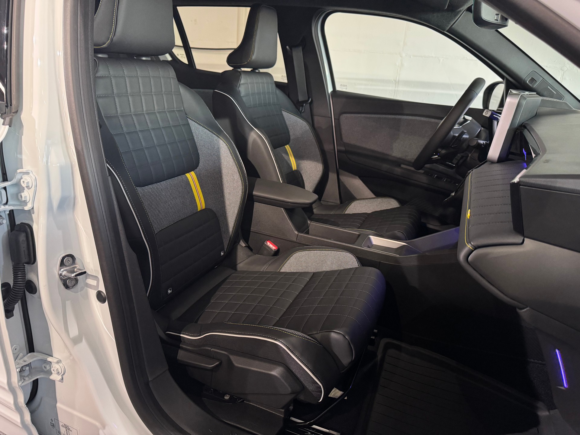 RENAULT R4 E-TECH ELECTRIC iconic 150PS Comfort Range-image-18