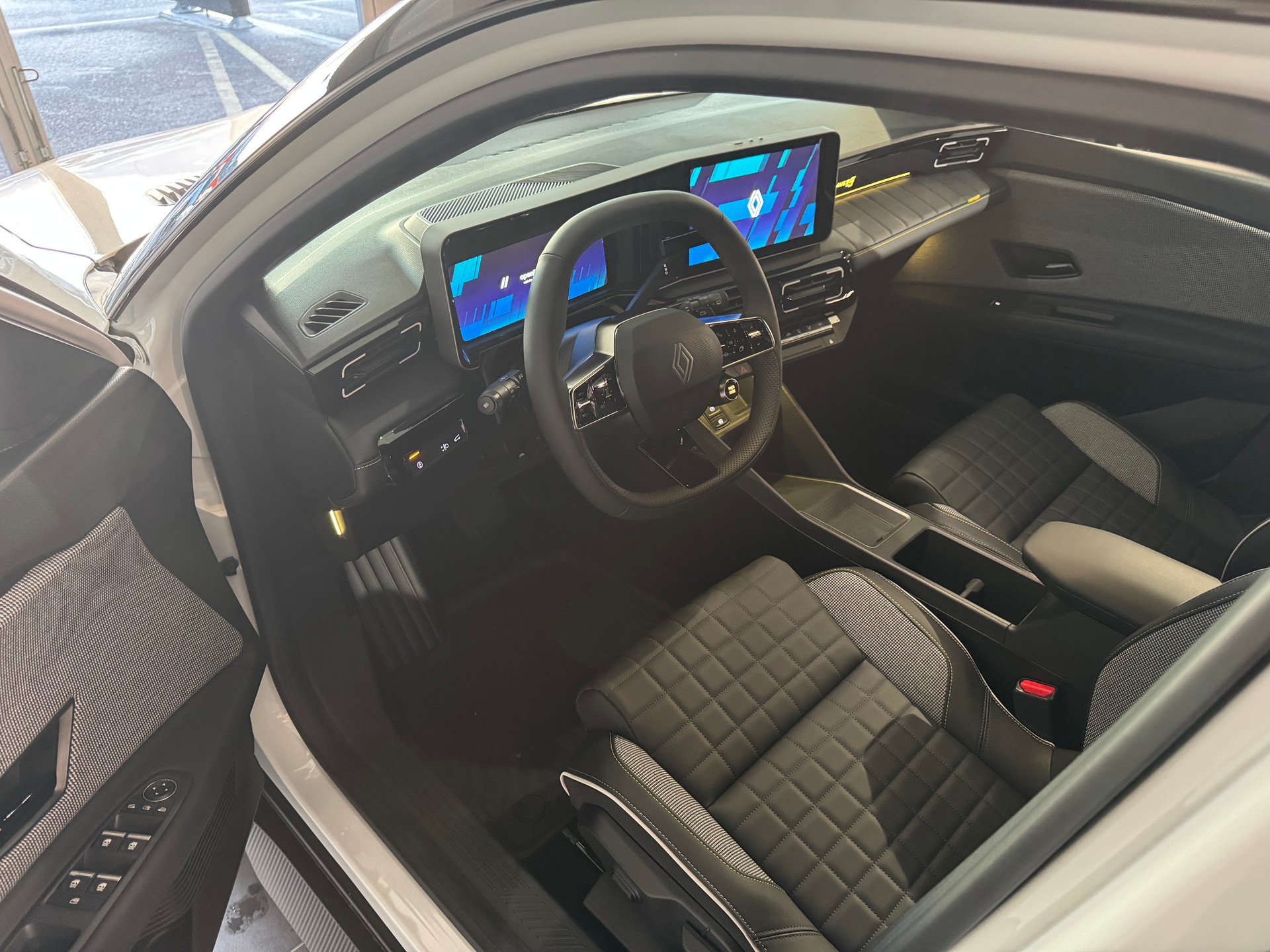 RENAULT R4 E-TECH ELECTRIC iconic 150PS Comfort Range-image-6