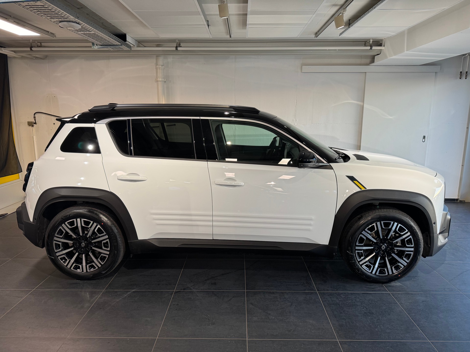 RENAULT R4 E-TECH ELECTRIC iconic 150PS Comfort Range-showroom-element-3