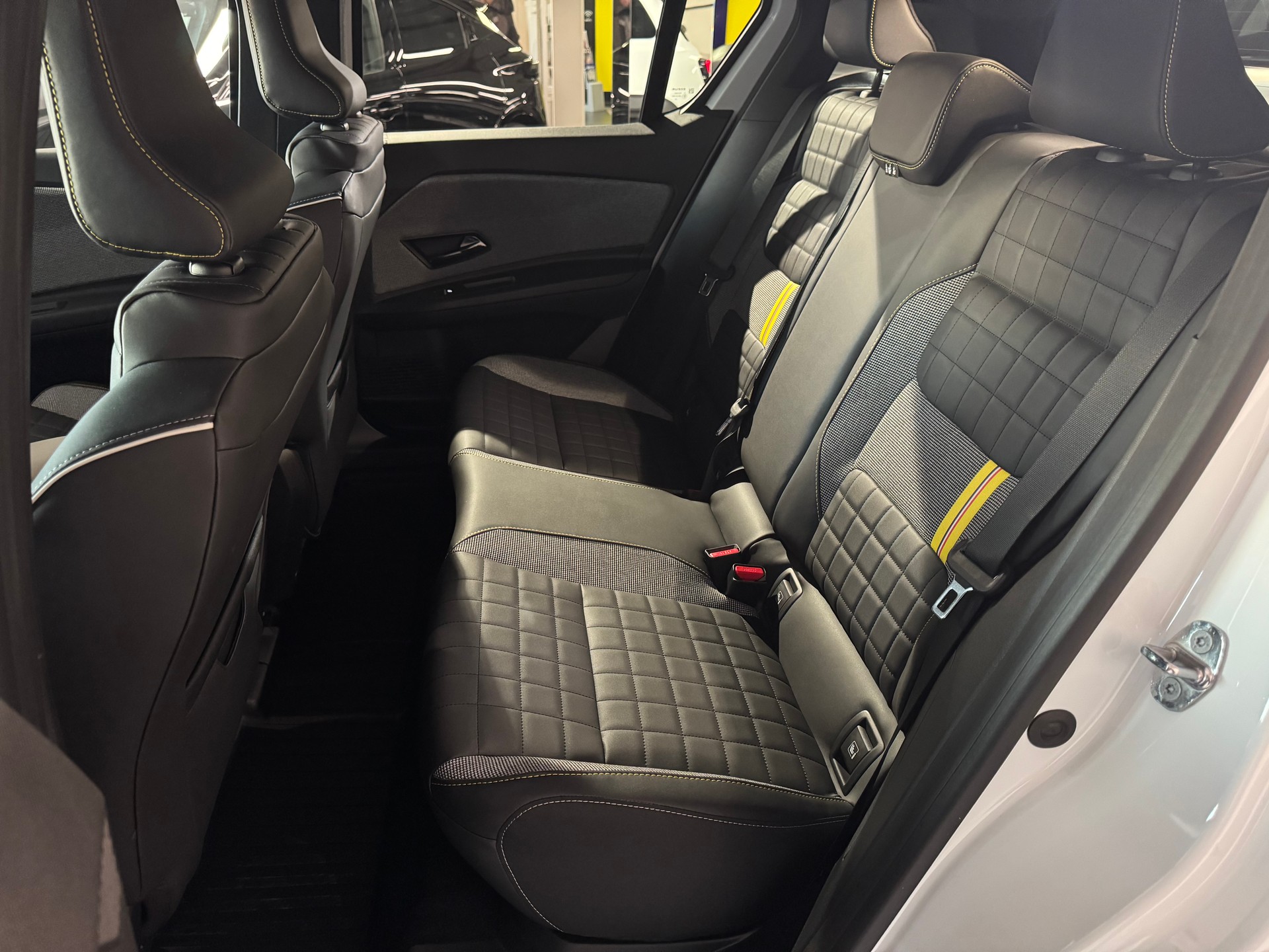 RENAULT R4 E-TECH ELECTRIC iconic 150PS Comfort Range-image-23