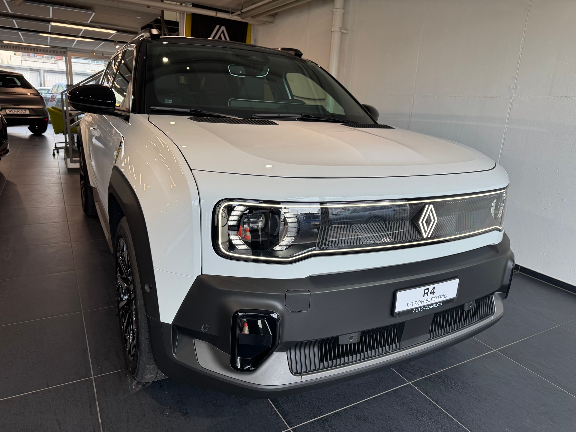 RENAULT R4 E-TECH ELECTRIC iconic 150PS Comfort Range-showroom-element-1