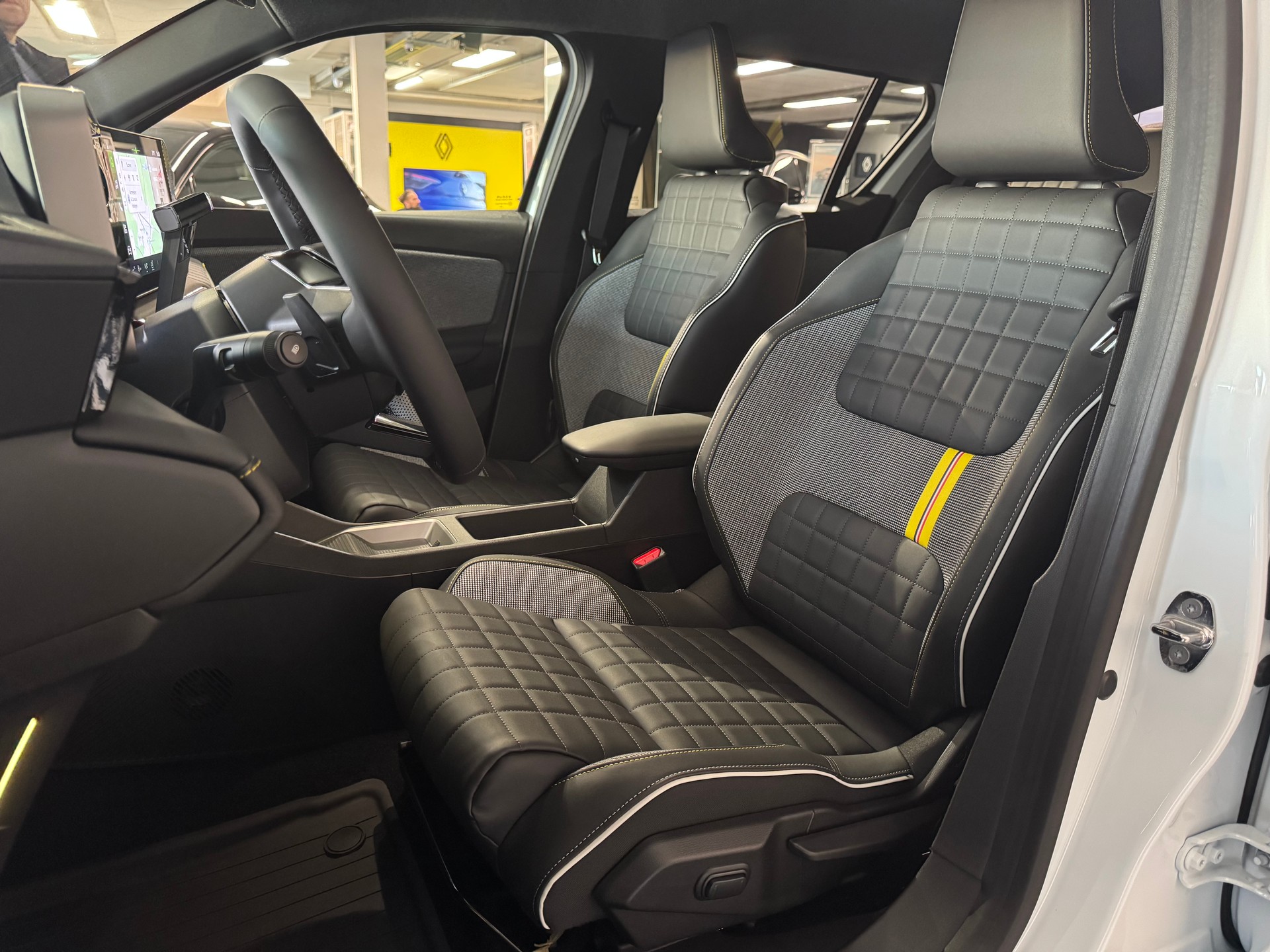RENAULT R4 E-TECH ELECTRIC iconic 150PS Comfort Range-image-8