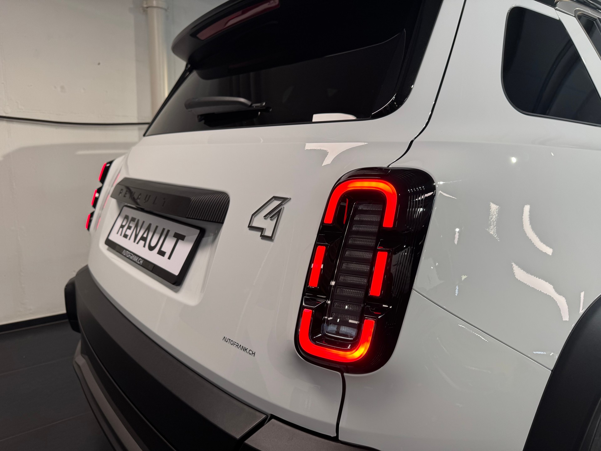 RENAULT R4 E-TECH ELECTRIC iconic 150PS Comfort Range-image-11