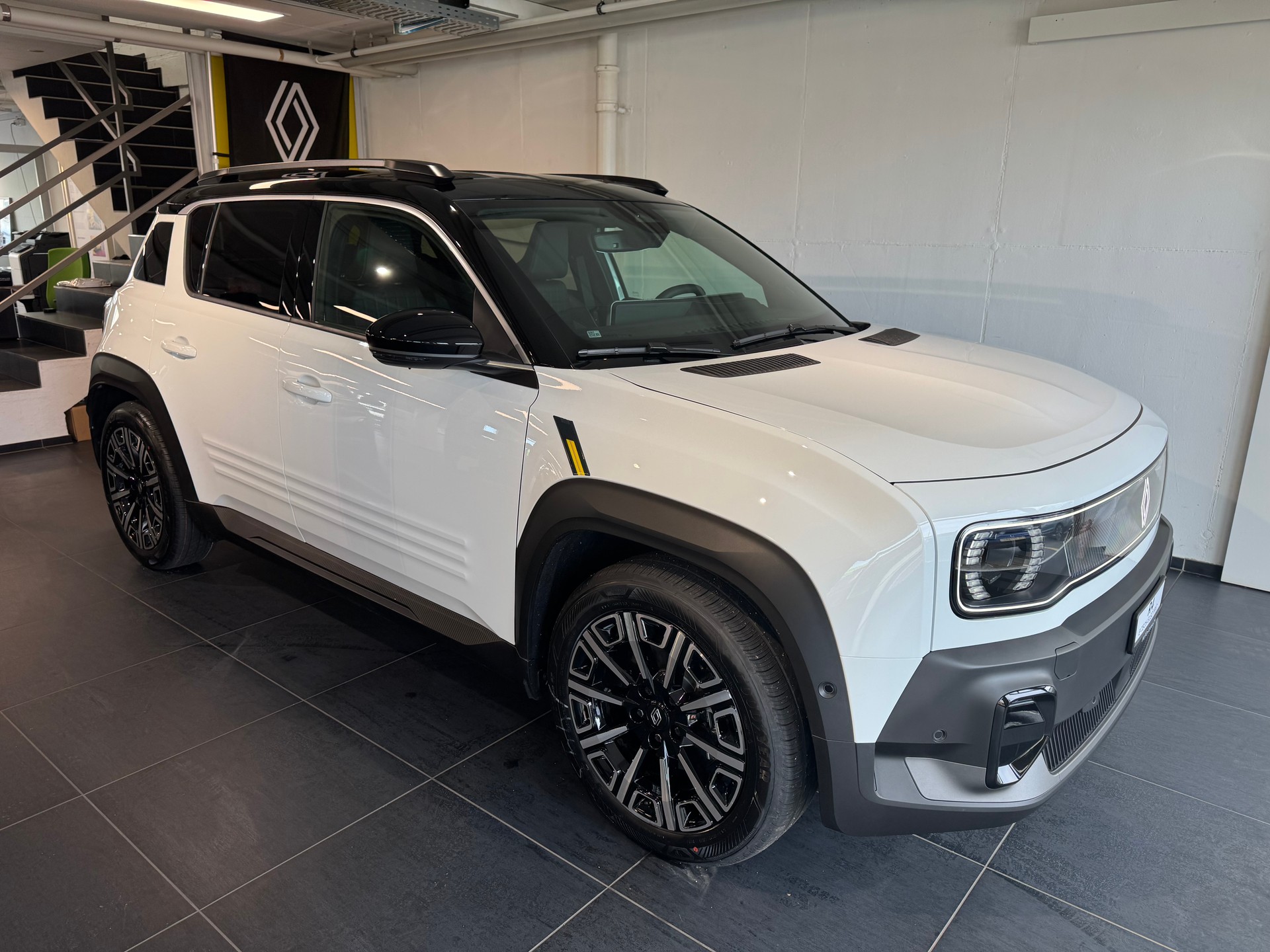 RENAULT R4 E-TECH ELECTRIC iconic 150PS Comfort Range-showroom-element-2