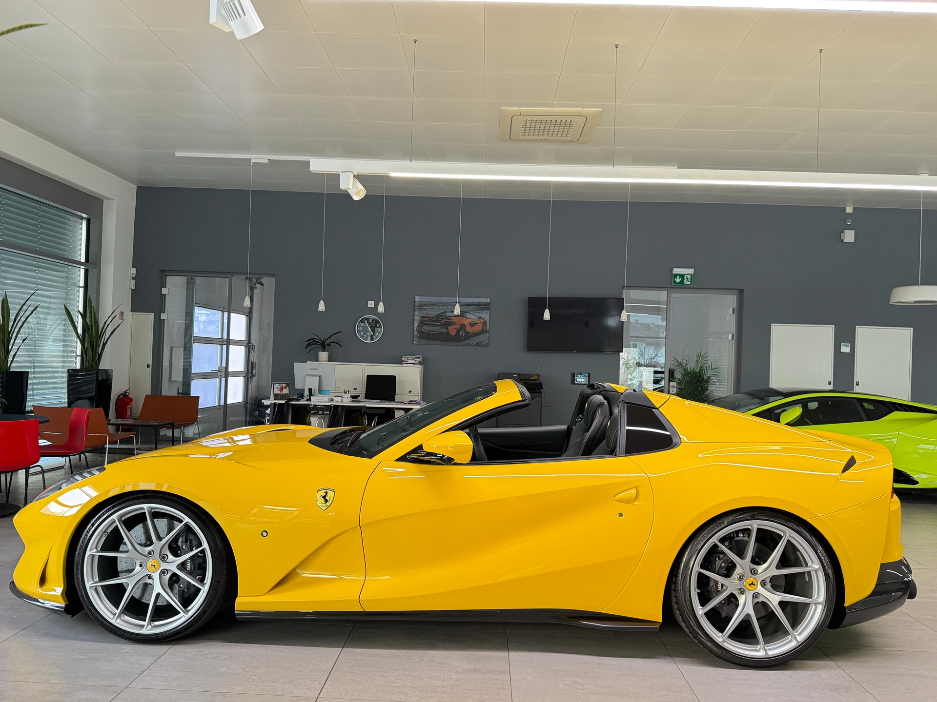 FERRARI 812 GTS-showroom-element-3