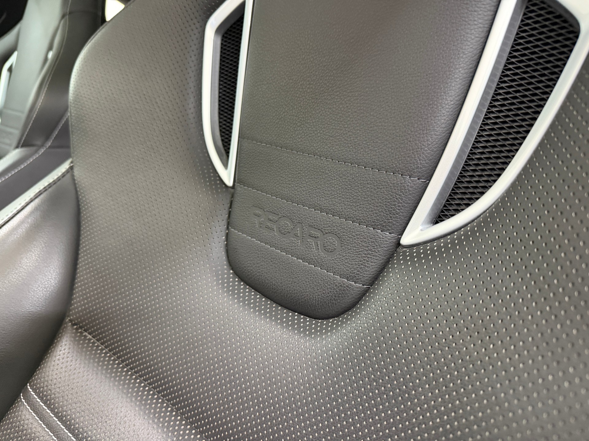 OPEL Insignia 2.8 Turbo 325PS OPC Olympic White 4WD / OPC Recaro Sportledersitze / Glasdach / Infinity Sound /-image-8