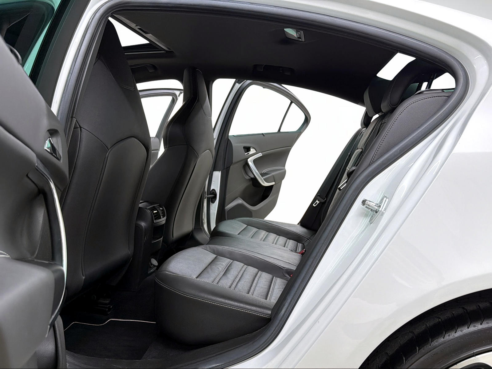 OPEL Insignia 2.8 Turbo 325PS OPC Olympic White 4WD / OPC Recaro Sportledersitze / Glasdach / Infinity Sound /-image-9