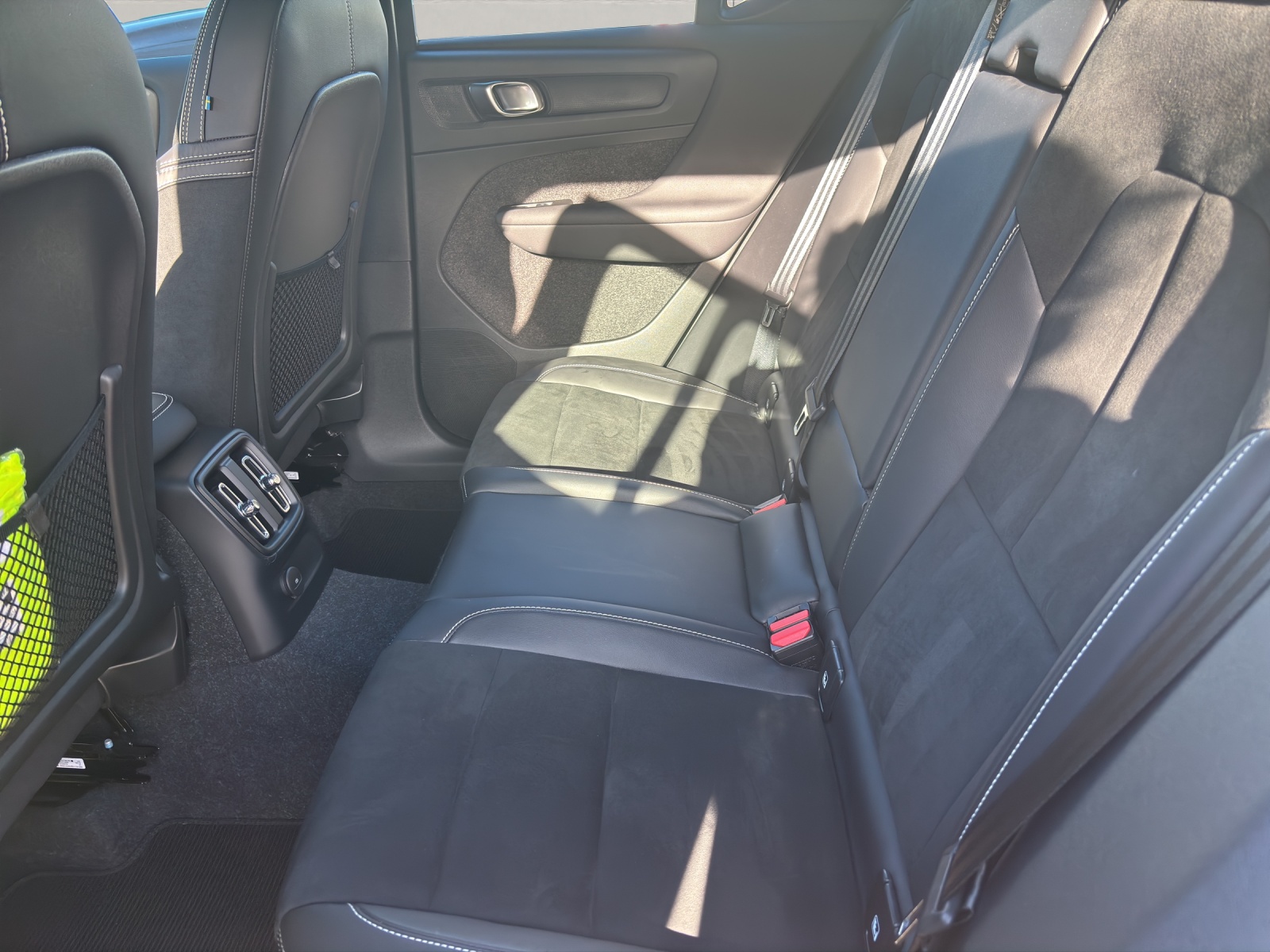 VOLVO XC40 1.5 T4 PiH R-Design-image-4