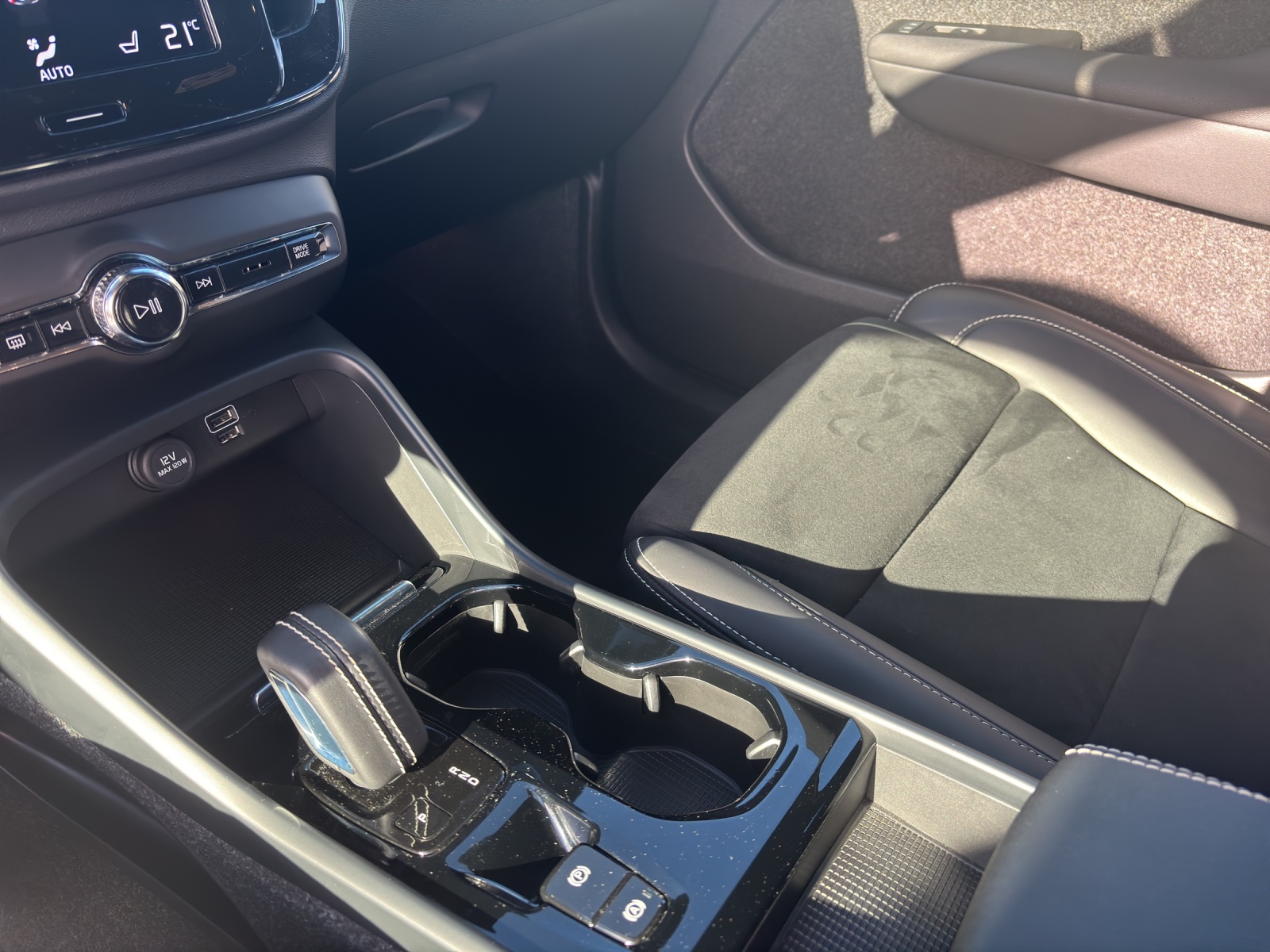 VOLVO XC40 1.5 T4 PiH R-Design-image-6