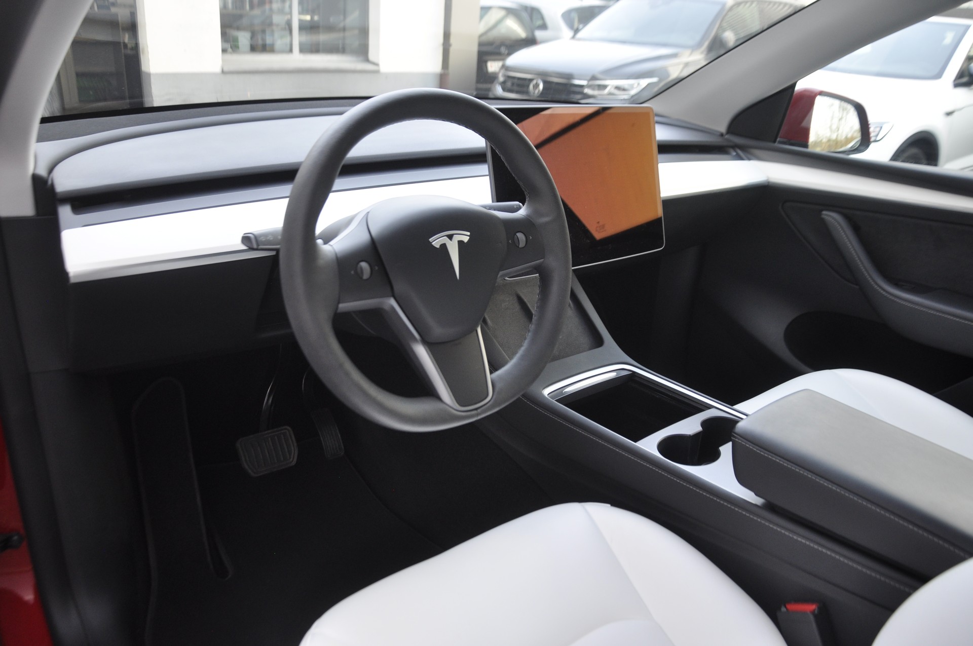 TESLA Model Y Long Range 4WD-image-5