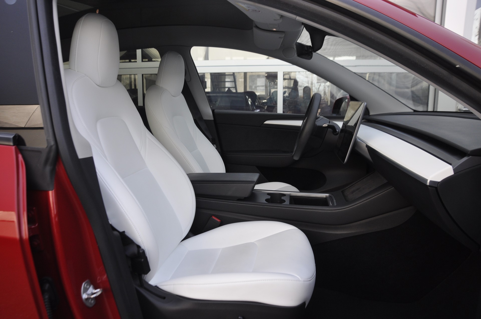 TESLA Model Y Long Range 4WD-image-6