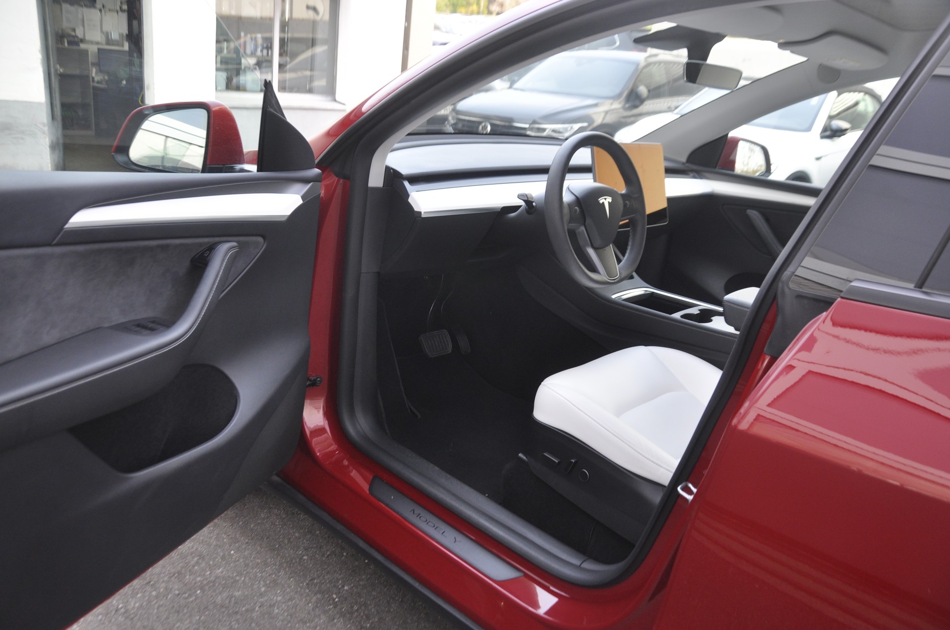 TESLA Model Y Long Range 4WD-image-3