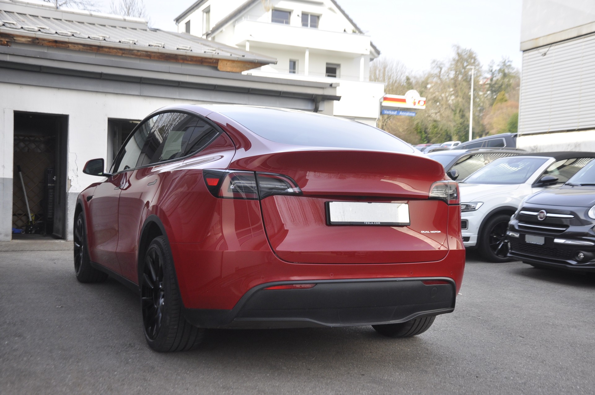 TESLA Model Y Long Range 4WD-image-2